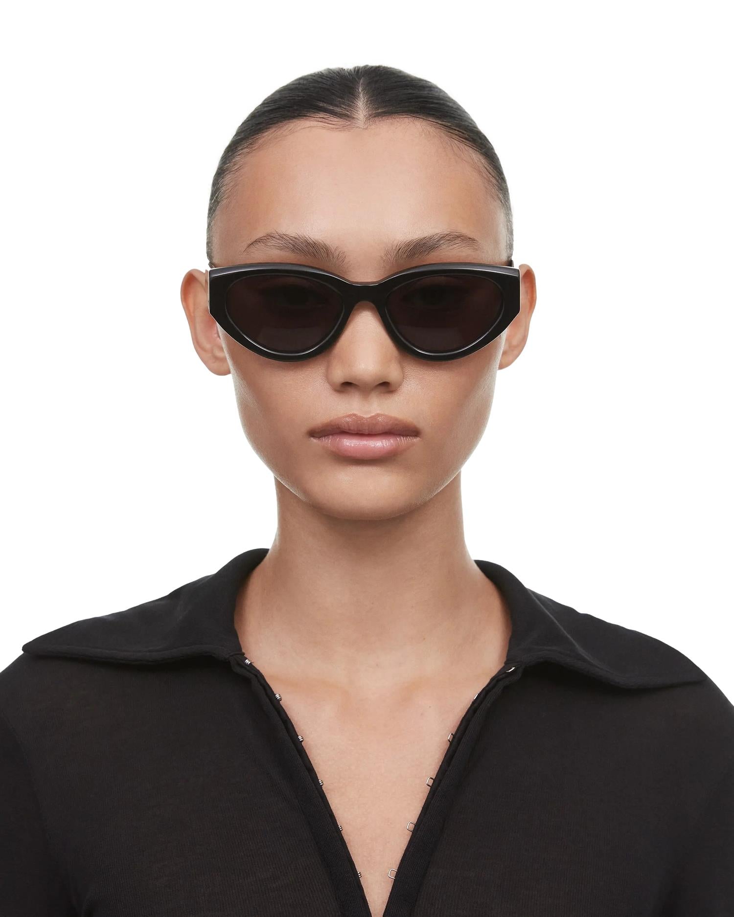 Chimi Eyewear 06 svarte solbriller med rund ramme og mørke glass, stilrent tilbehør for solrike dager