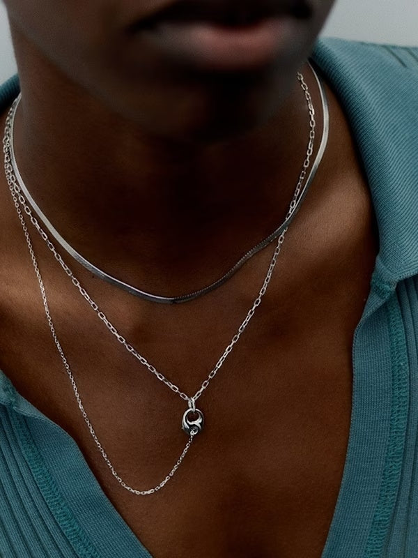 Maria Black Mio Chain sølvesmykke med tynne lenker og elegant design, vist på en modell.