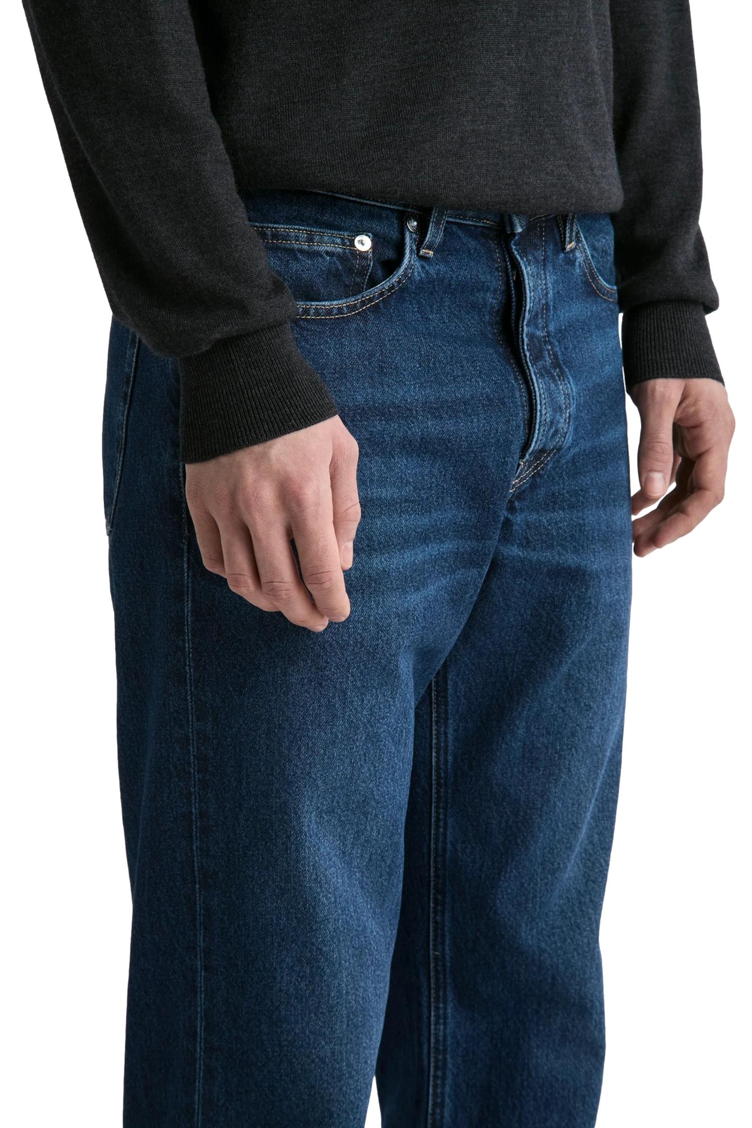 Livid Fuller Japan Indigo Dusk jeans i mørkeblå med klassisk jeansdesign og synlige sømmer, vist på modell.