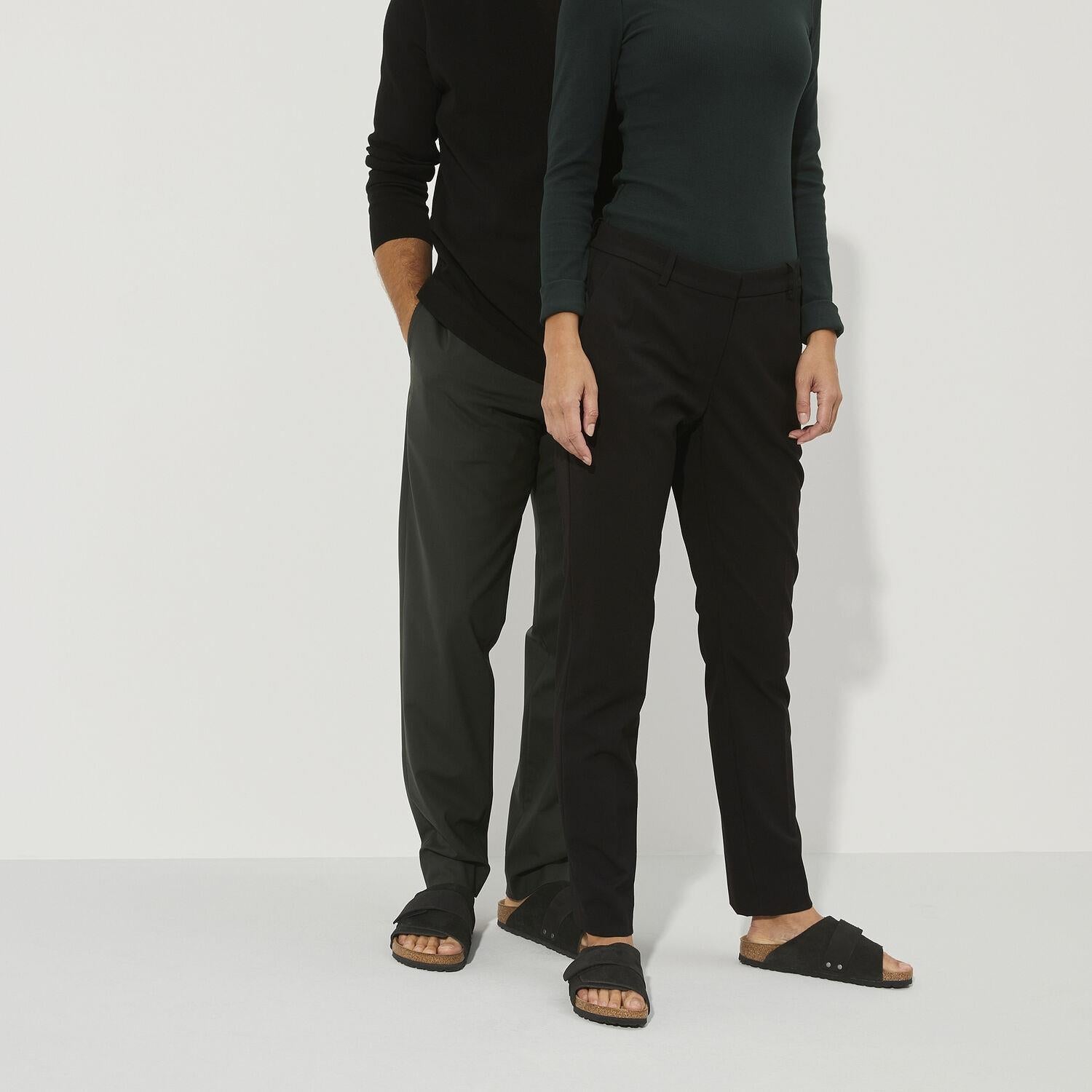 Birkenstock Kyoto nubuck og semsket skinnsko i svart, regulær passform og komfortabelt design, vist fra siden.