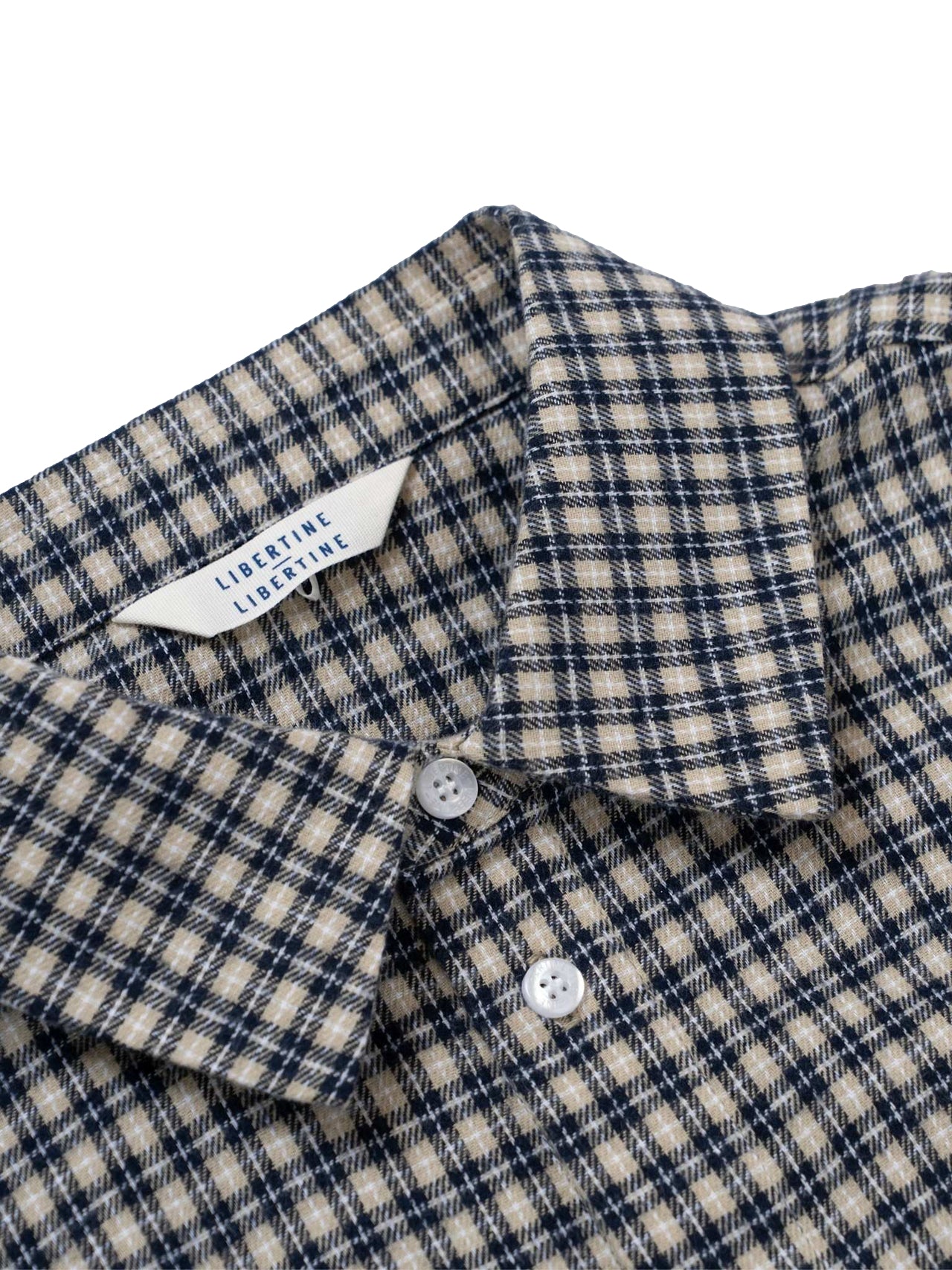 Navy ruter Libertine Libertine skjorte med klassisk mønster og knappestolpe, vist på en modell.