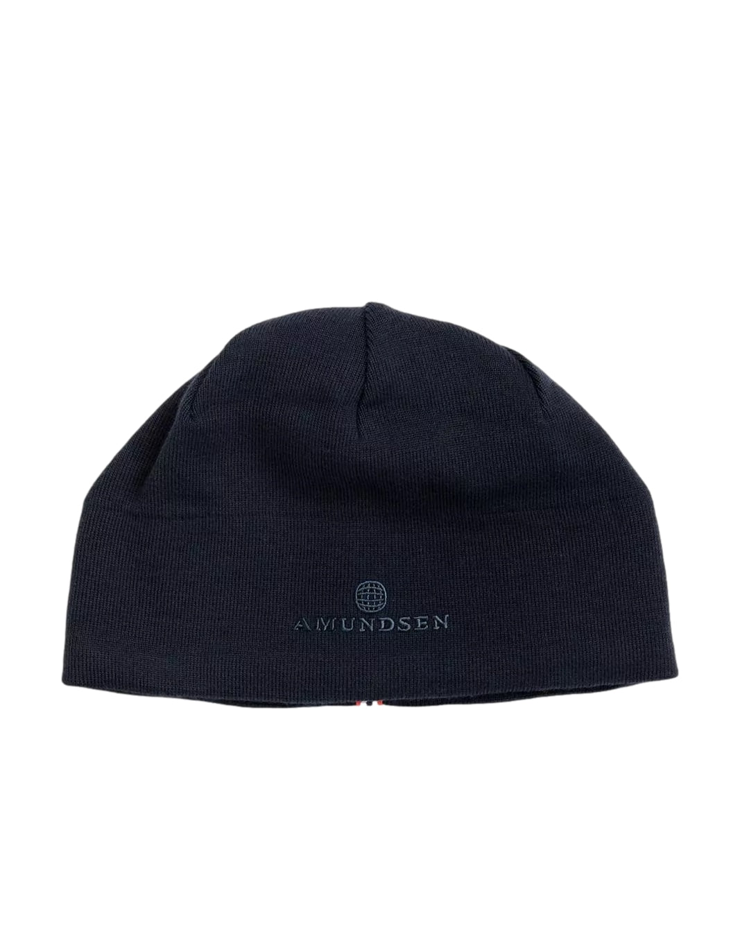 Amundsen navy lue, varm og komfortabel beanie i strikket stoff, med logo på fronten, til kaldt vær.