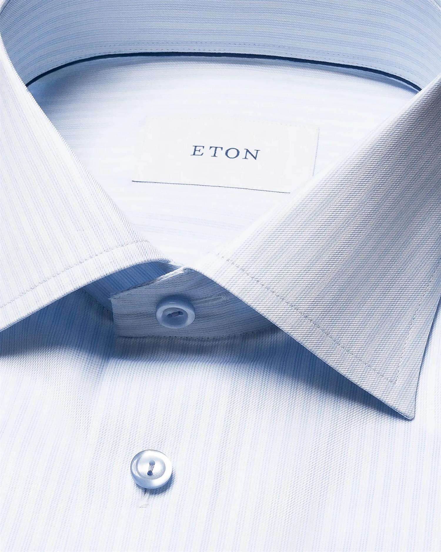 Lyseblå Eton stripete signature twill skjorte med horisontale striper og klassisk krage, vist på modell.