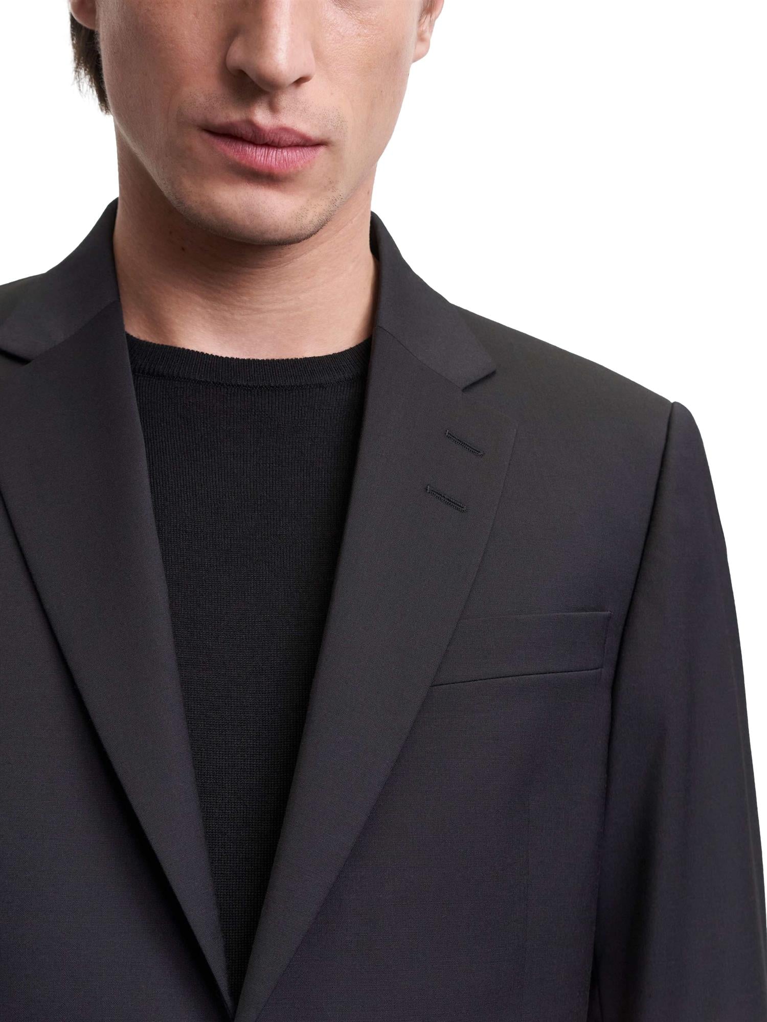 Sort Tiger of Sweden Justins Travel Suit blazer dressjakke, elegant og glatt, vist på modell.