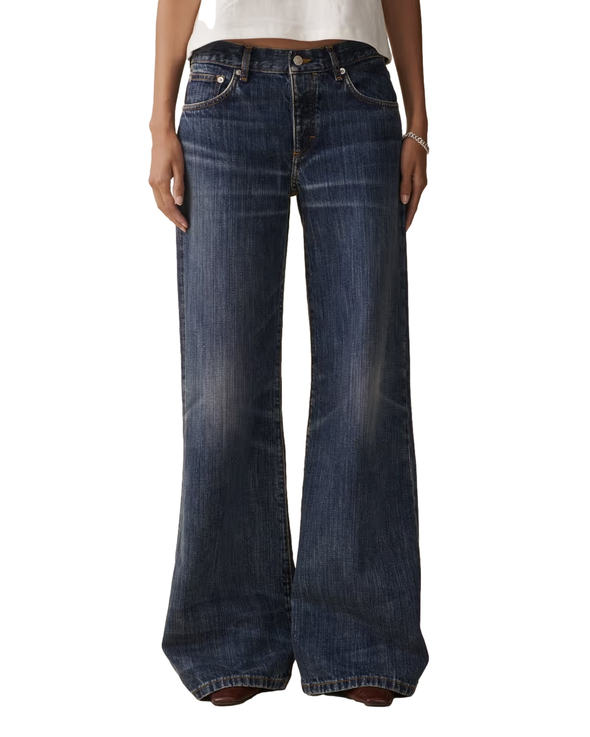 Jeanerica Kyoto mørk blå jeans med rette ben, vises på modell med naturlig passform og klassisk denimutseende.