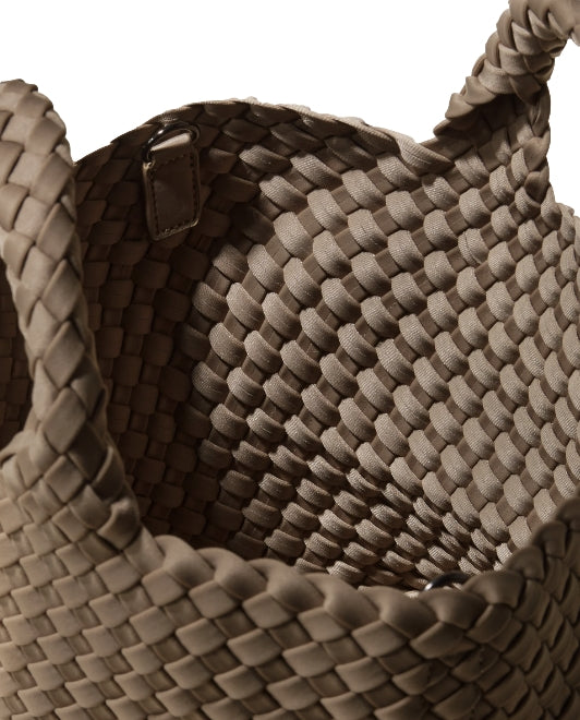 Naghedi St. Barths liten toteveske i cashmere i taupe, myk og romslig med skulderrem og enkel design.