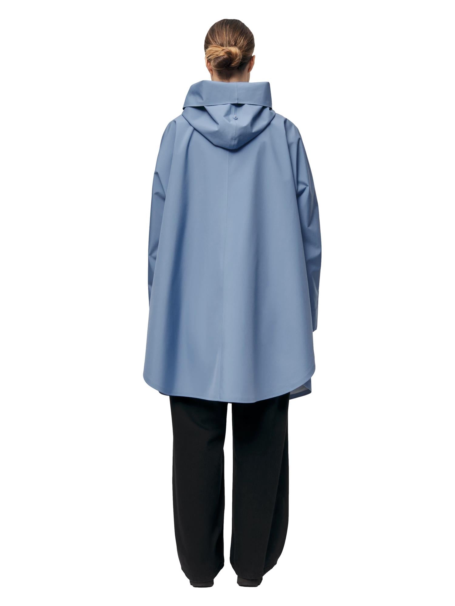 Blæst Bergen Poncho Blue Hour Jakke Lyseblå - modostore.no