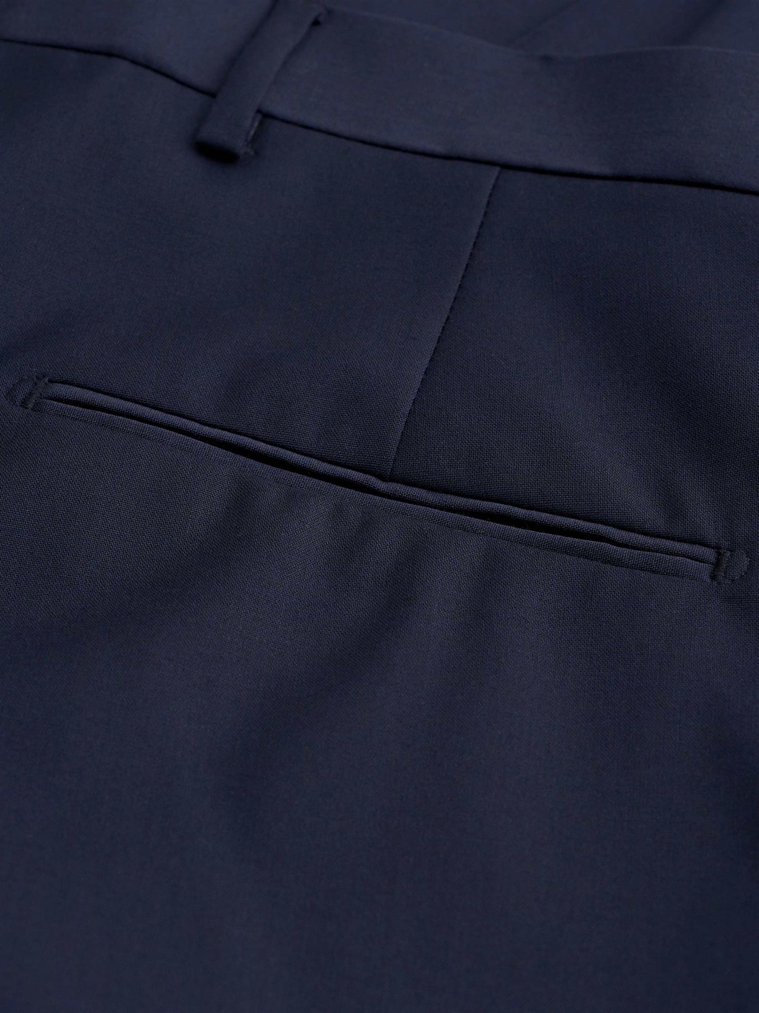 Marine dressbukse fra Tiger of Sweden, elegante og komfortable reisebukser med klassisk passform og fin finish.