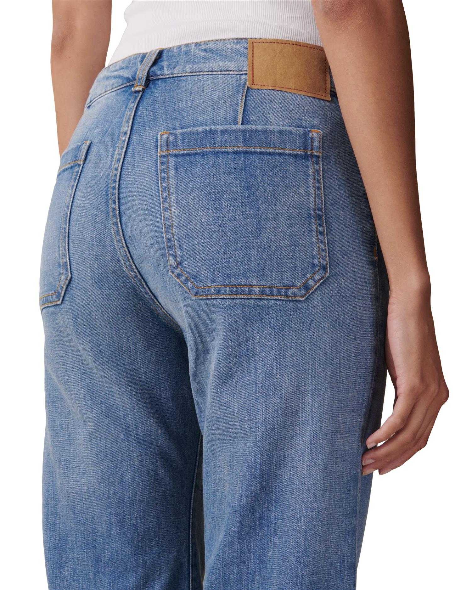 Lyseblå Jeanerica St Monica Low Light vintage jeans, klassisk passform og slitesterkt denim, vist på modellen.