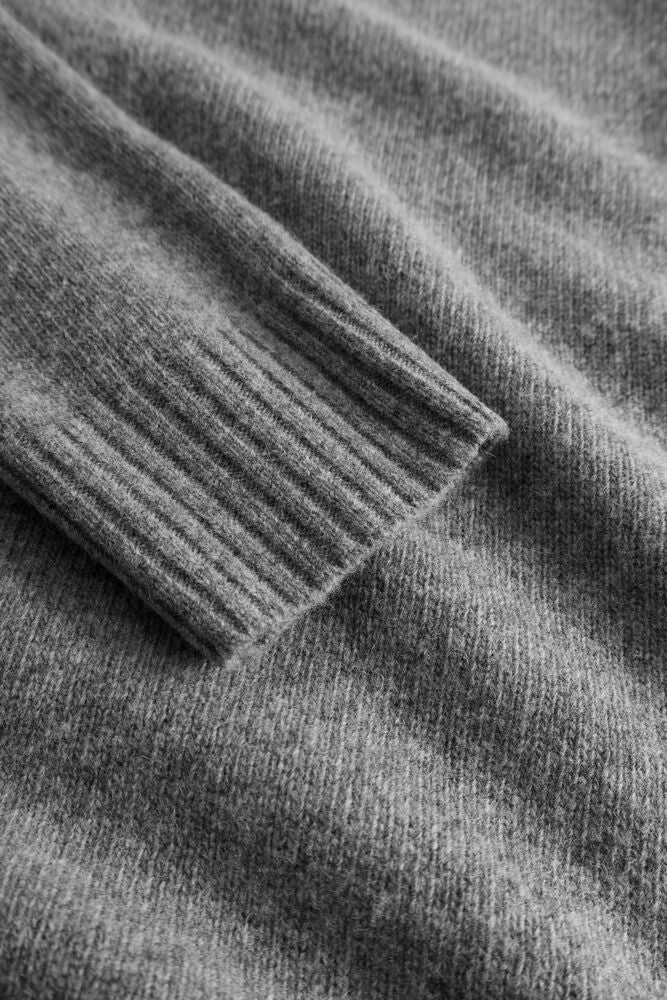 Grå Wood Wood WW Tal Crew Neck genser, nærbilde av mykt bomullsmateriale og klassisk rund hals.