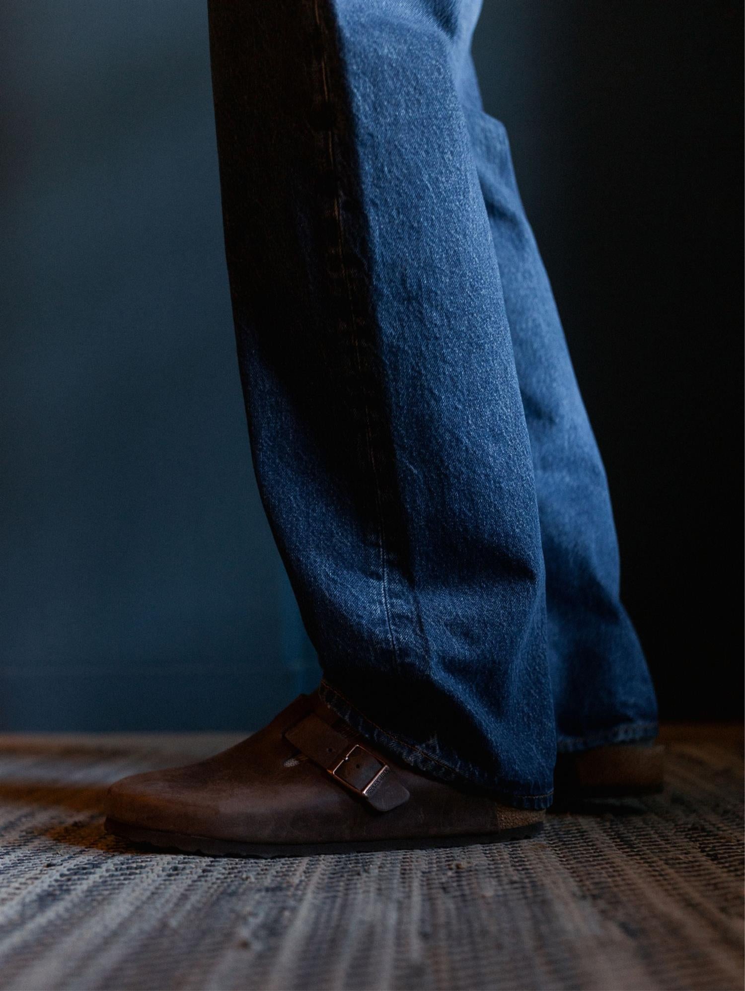 Nudie Jeans Tuff Tony Evening Jazz jeans i blå, vises med klassisk passform og slitestyrke, laget av denimmateriale.