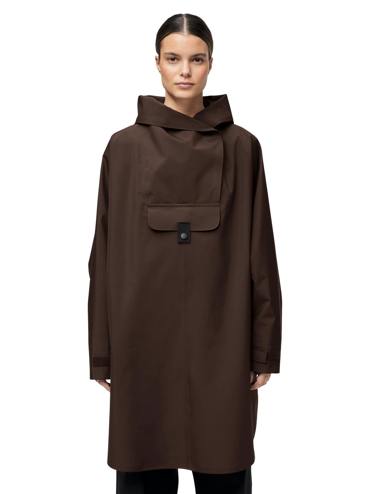 Blæst Bergen Java brun poncho jakke i ull med rund hals og åpen front, utendørs, foran.