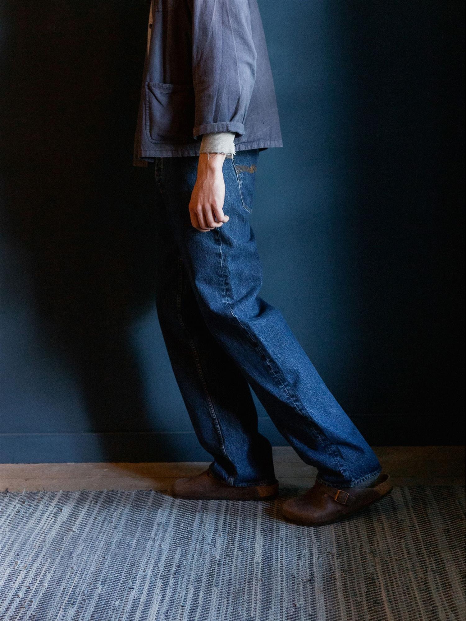Nudie Jeans Tuff Tony Evening Jazz jeans i blå denim, vises med passform og detaljer på bildet.