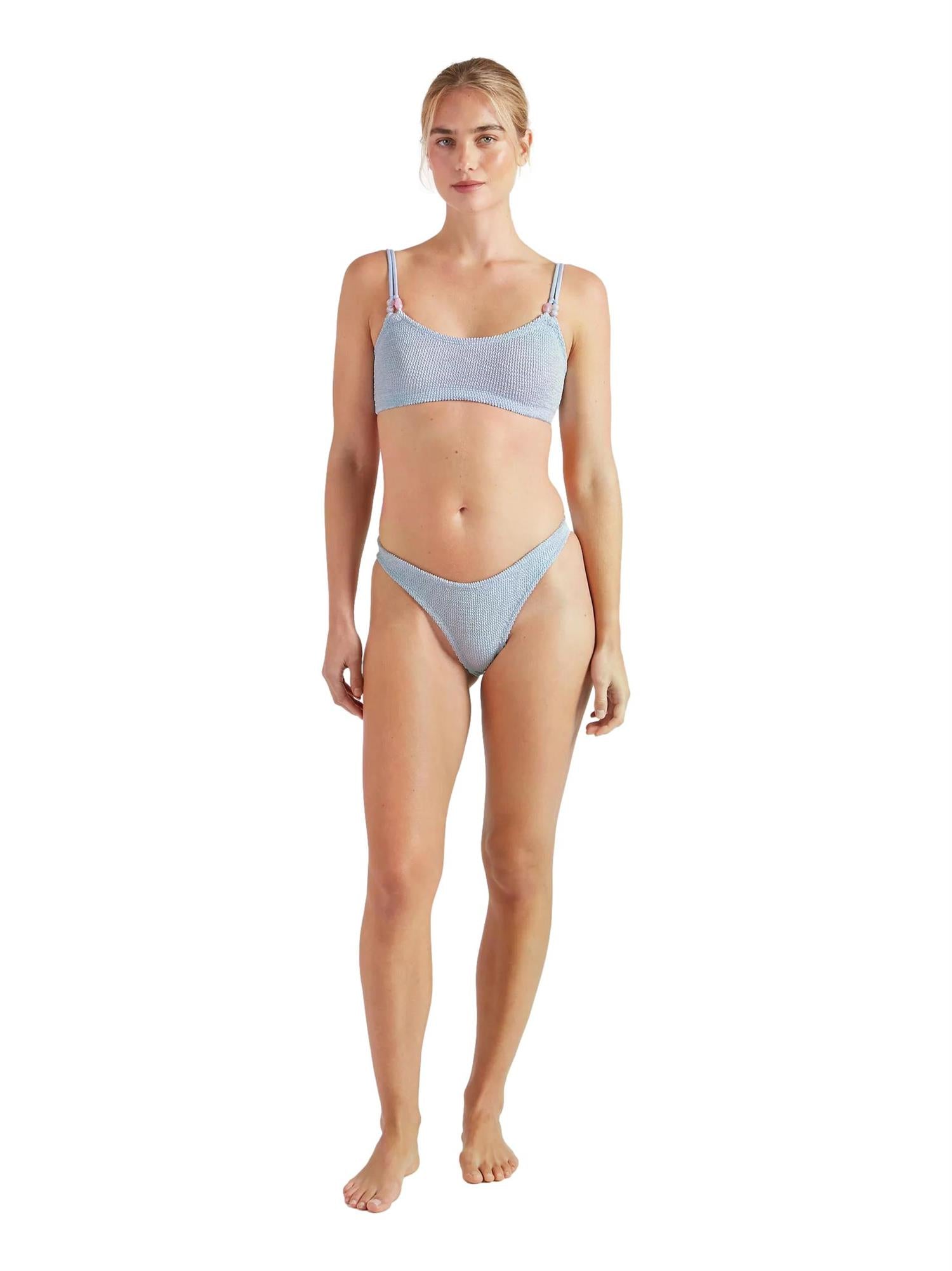 Hunza G Cassie beaded bikini i metallisk isblå med lyseblå farge, viser bikinikropp med perledetaljer og stretchstoff.