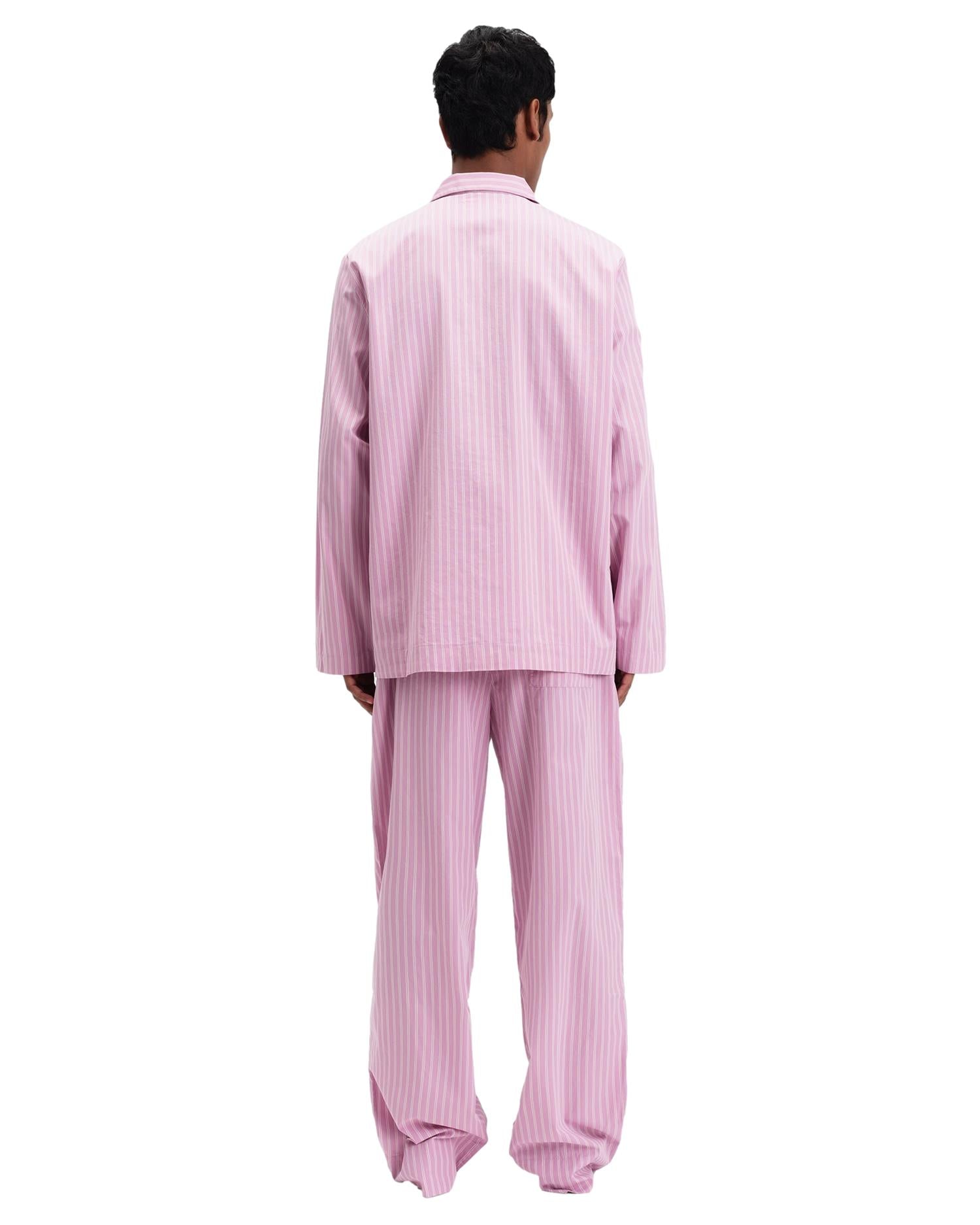 Tekla poplin pyjamas med langermet skjorte i lilla og rosa striper, komfortabelt undertøy i myk bomull.
