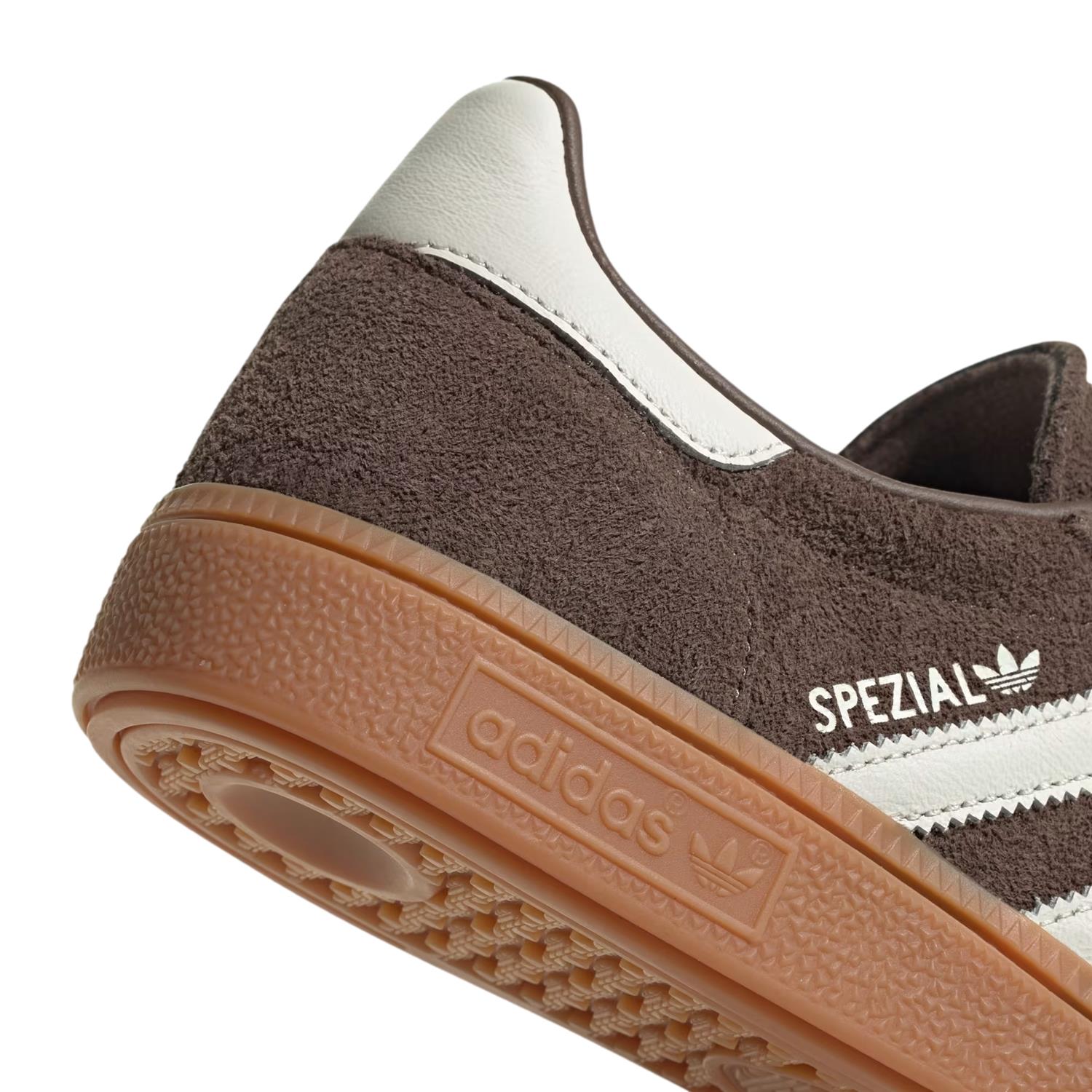 Adidas Handball Spezial IF6490 Sko i brunt med sportlig design, for håndball og fritid, vist i nærbilde.