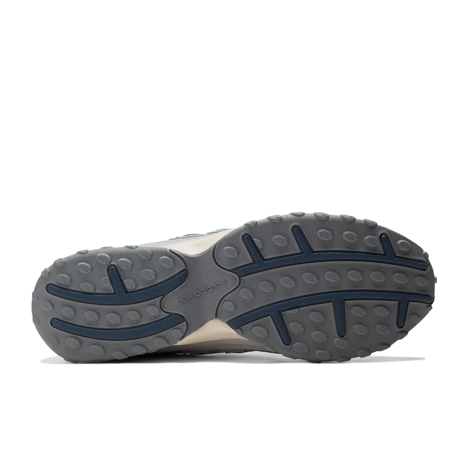 Grå New Balance 204L 4HH Raincloud sko med myk såle og vanntett materiale for komfort og beskyttelse.