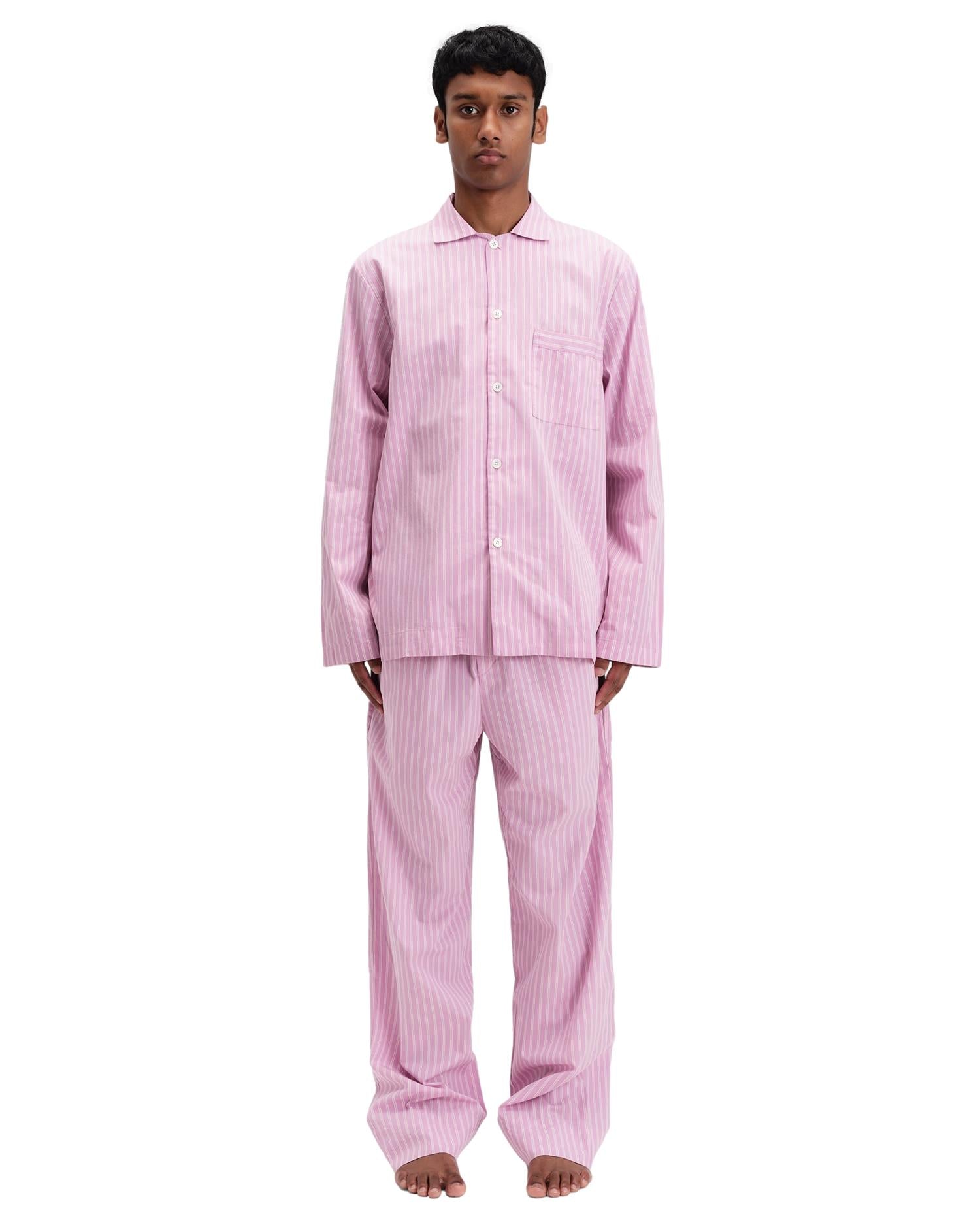 Tekla poplin pysjamasbukser i rosa og lilla med stripemønster, behagelig undertøy i mykt stoff.