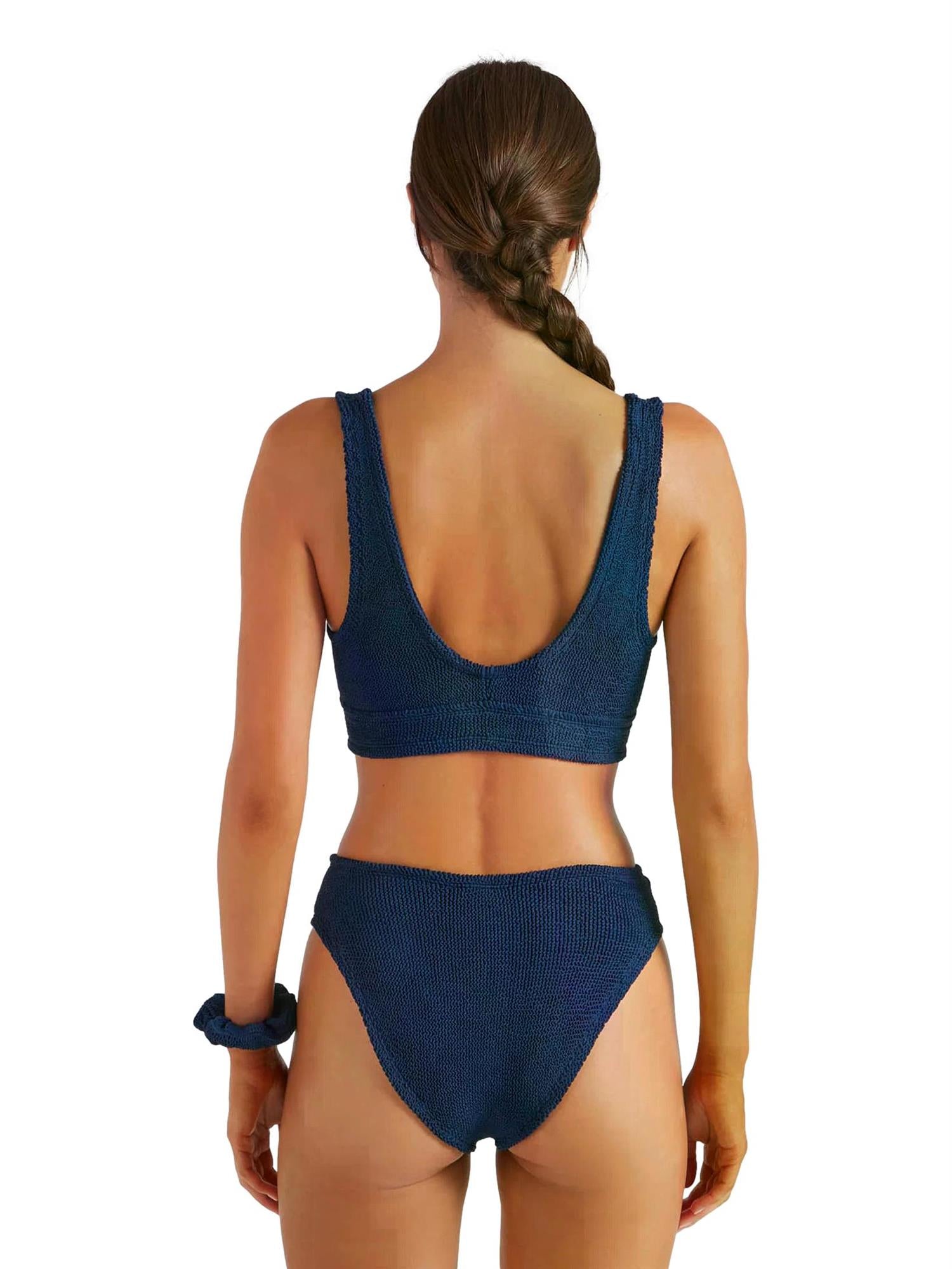 Hunza G Angel bikini i marineblå med elastisk materiale, vist på modell foran nøytral bakgrunn.