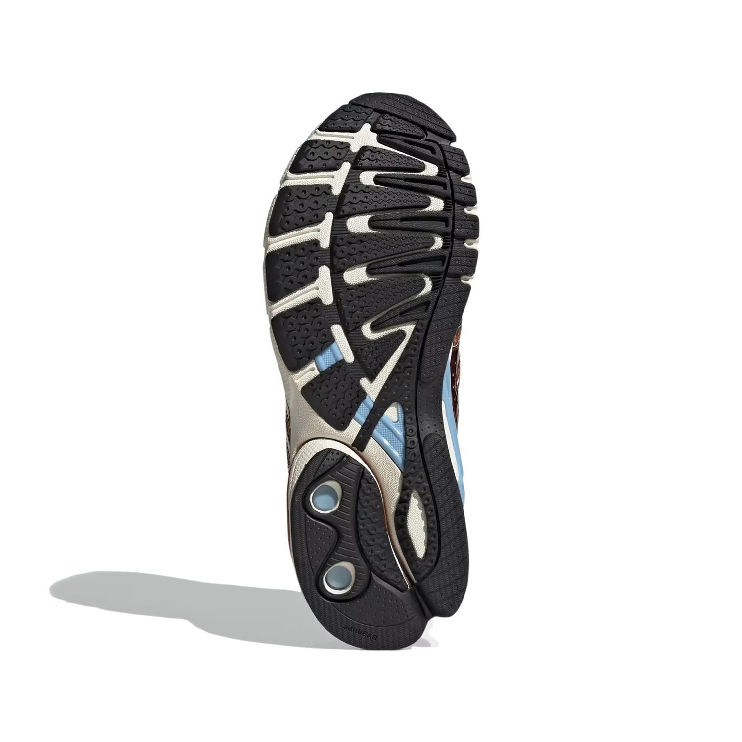 Adidas Adistar Control 5 sko i brunt, sportssko med komfortabel passform og moderne design for trening og løp.