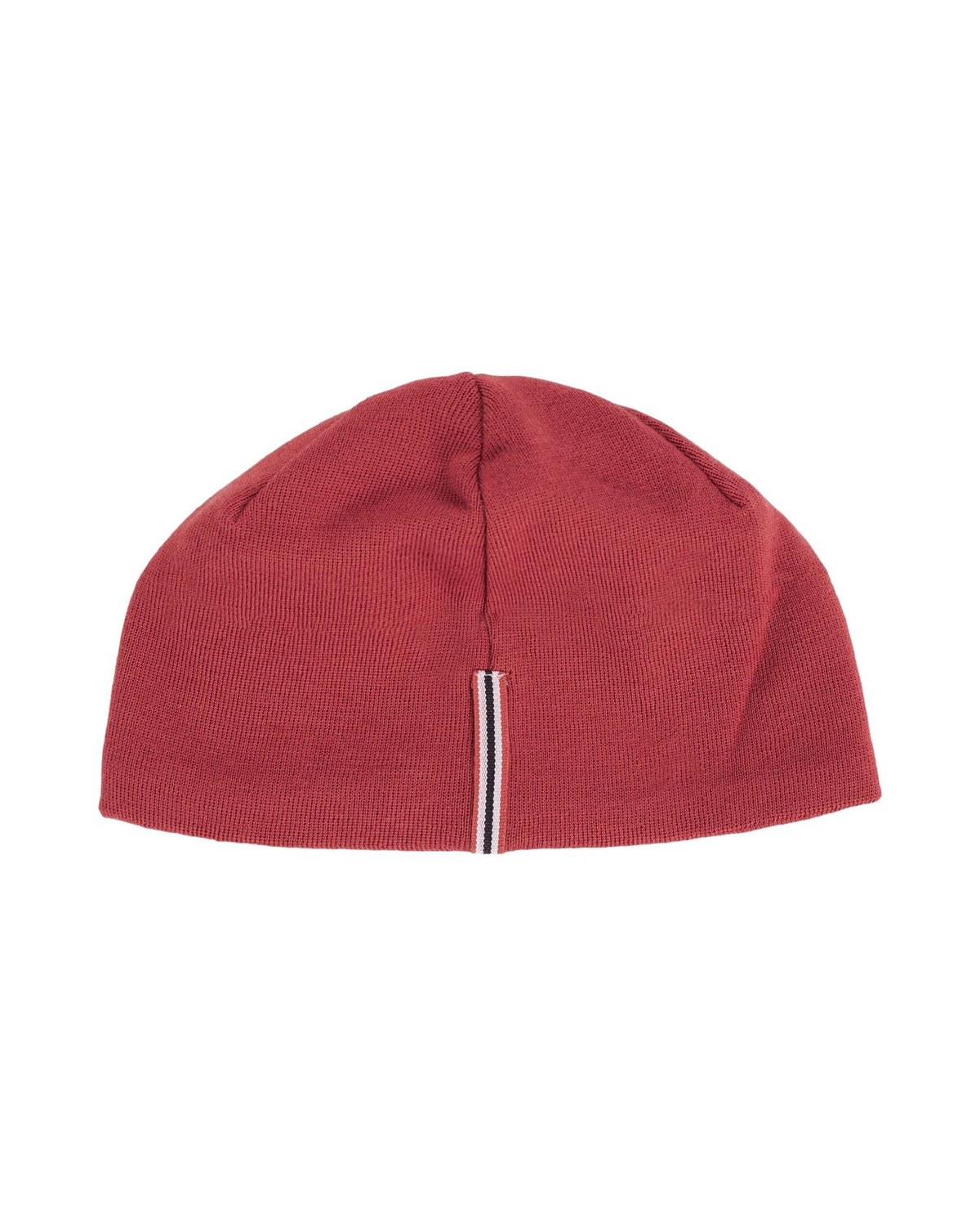 Rød Amundsen lue, varm og strikket, med bredt oppbrett, vist på en modell. Norsk design for kalde dager.