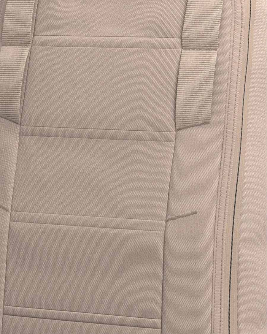 Db Hugger Backpack 30L i beige med justerbare skulderstropper og romslig hovedrom, designet for komfort og funksjonalitet.