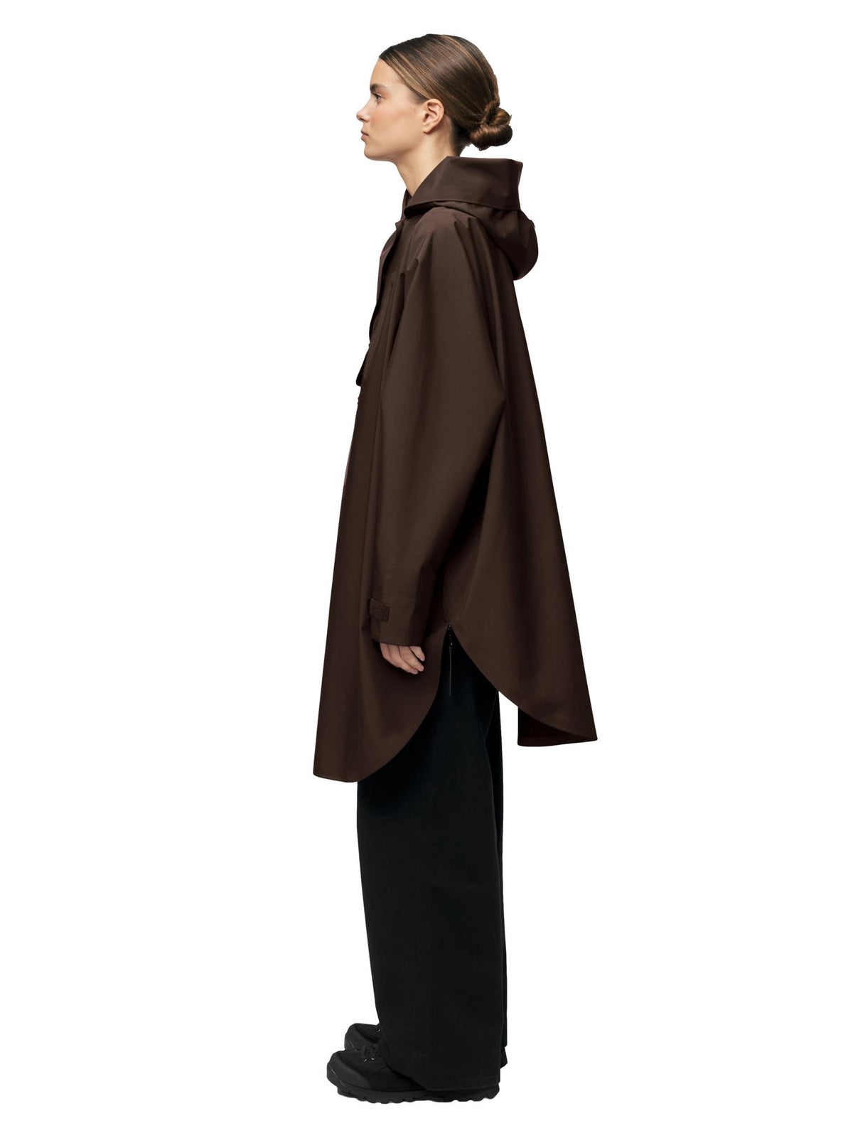 Blæst Bergen Java jakke i brun med poncho-stil, synlig med praktiske detaljer og mykt stoff.