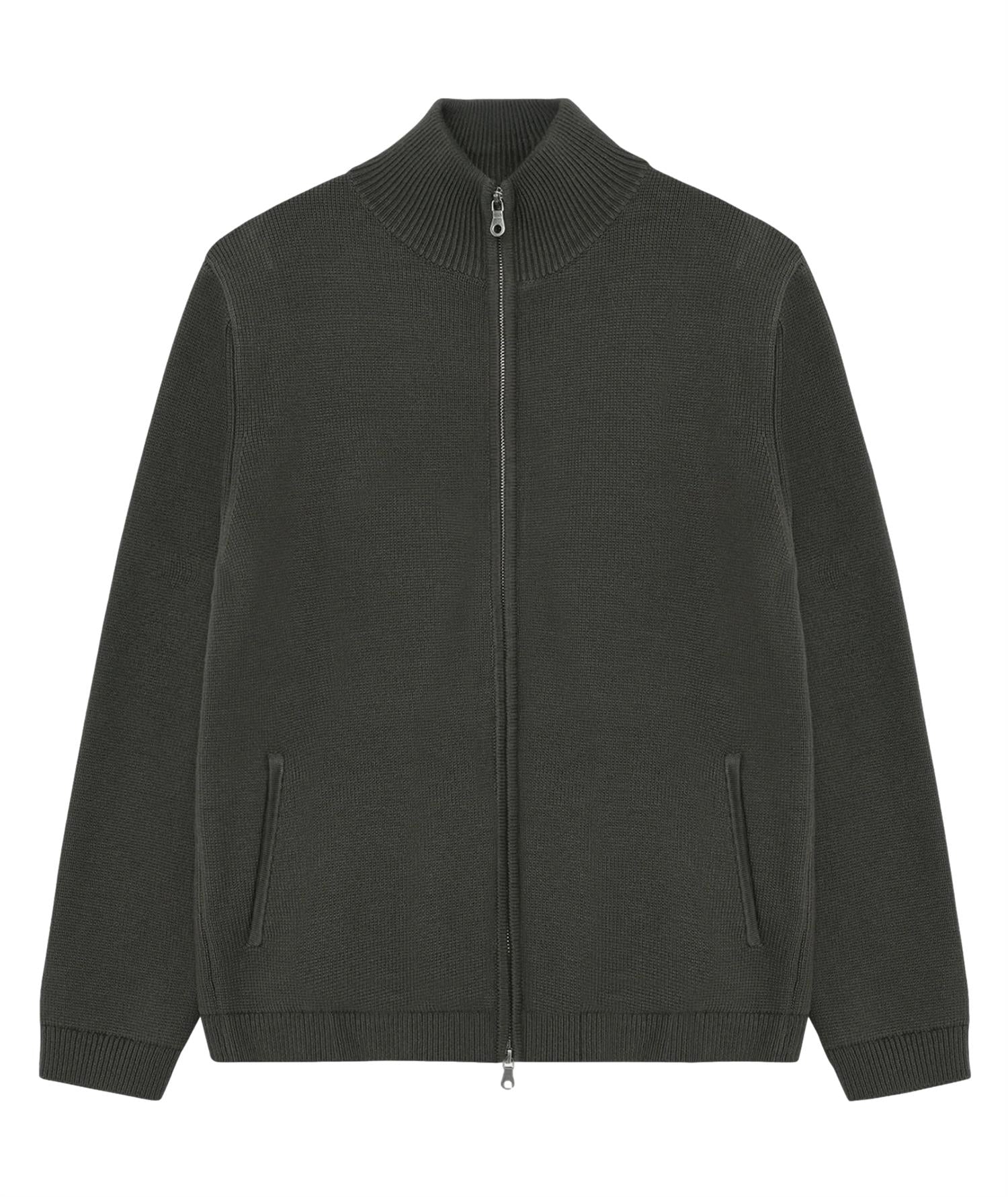 Gråbrun cardigan fra Garment Project med glidelås og strikket design, vist på en modell.