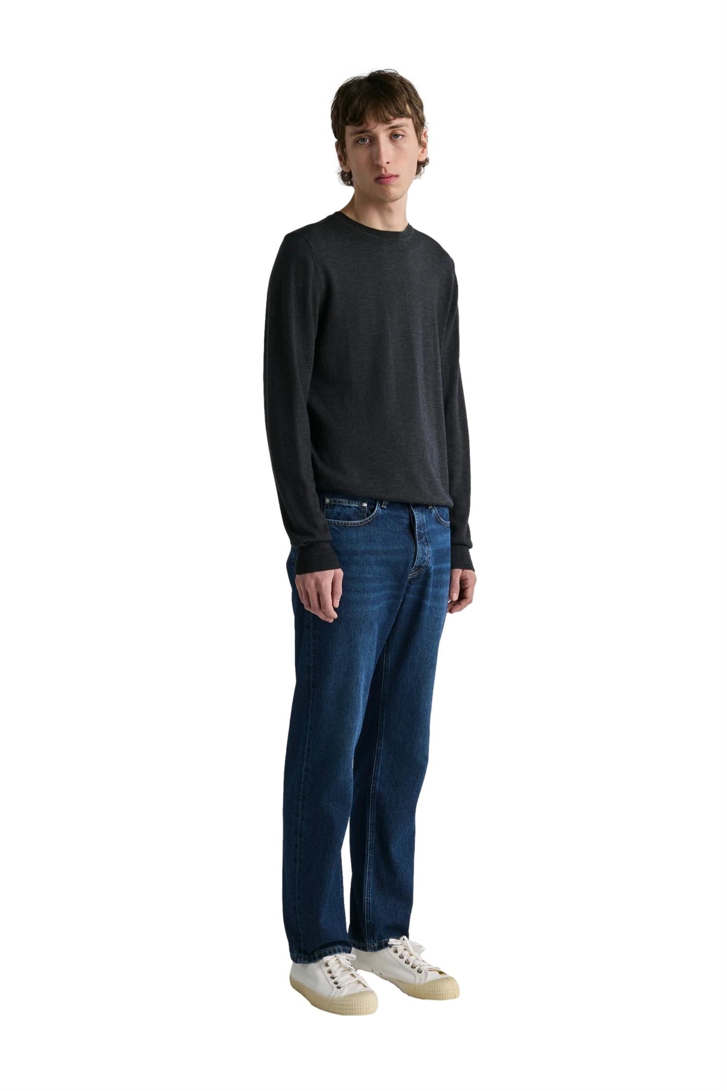 Livid Fuller Japan Indigo Dusk jeans i mørkeblå, vises med klassisk passform og denimmateriale.