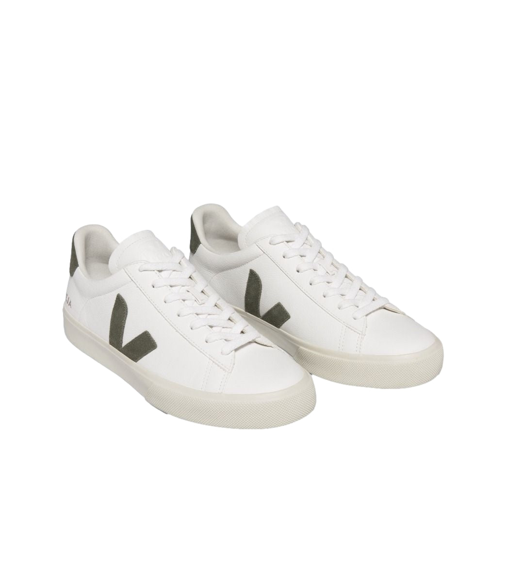 Veja Campo Extra hvite og kaki sneakers for menn, med hvite og grønne detaljer, laget av bærekraftige materialer.