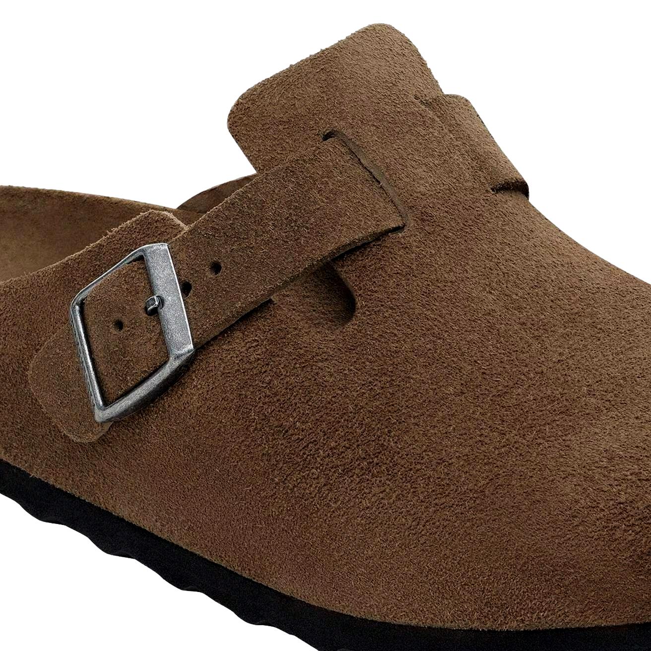 Birkenstock Boston SFB sko i semsket lær i smal passform, mørk tefarget tonet, lysebrun farge, vist i nærbilde.