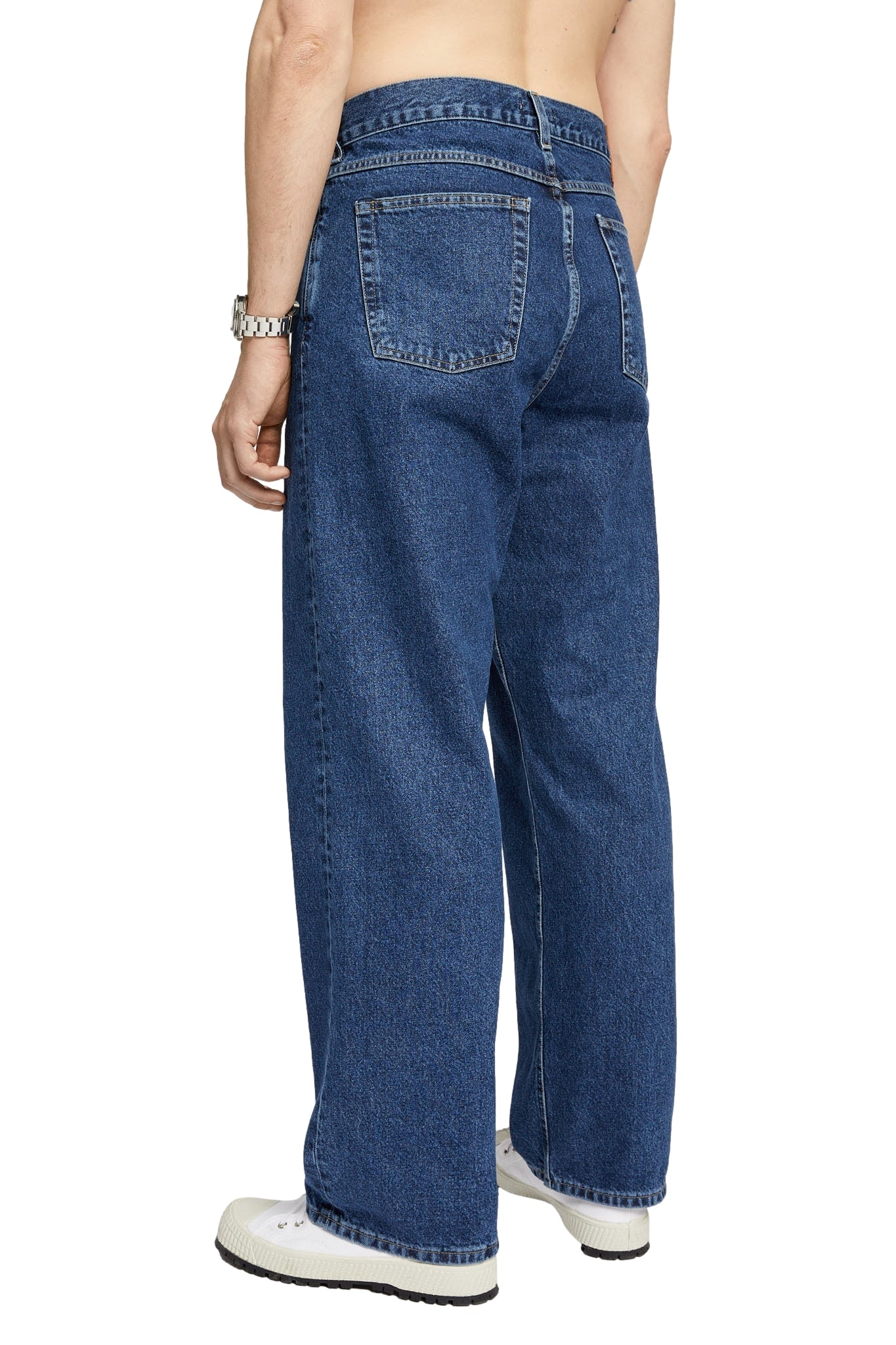 Livid Barnes Japan Dawn jeans i mørkeblå, klassisk jeans med rette ben og vanlig midje, vist på modell.