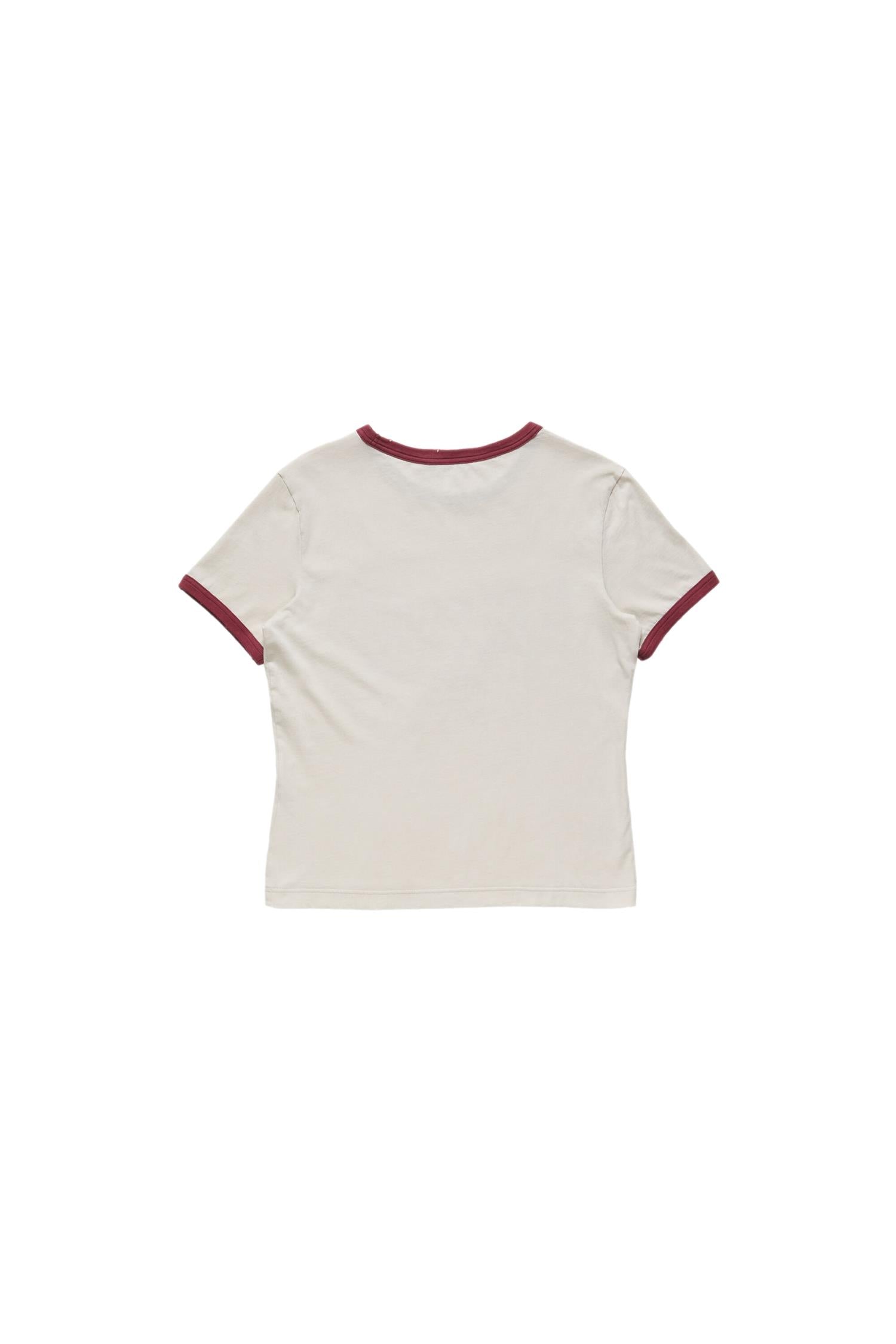 Beige og rød Acne T-skjorte med grafisk design, myk bomullsstoff og avslappet passform, vist på en modell.