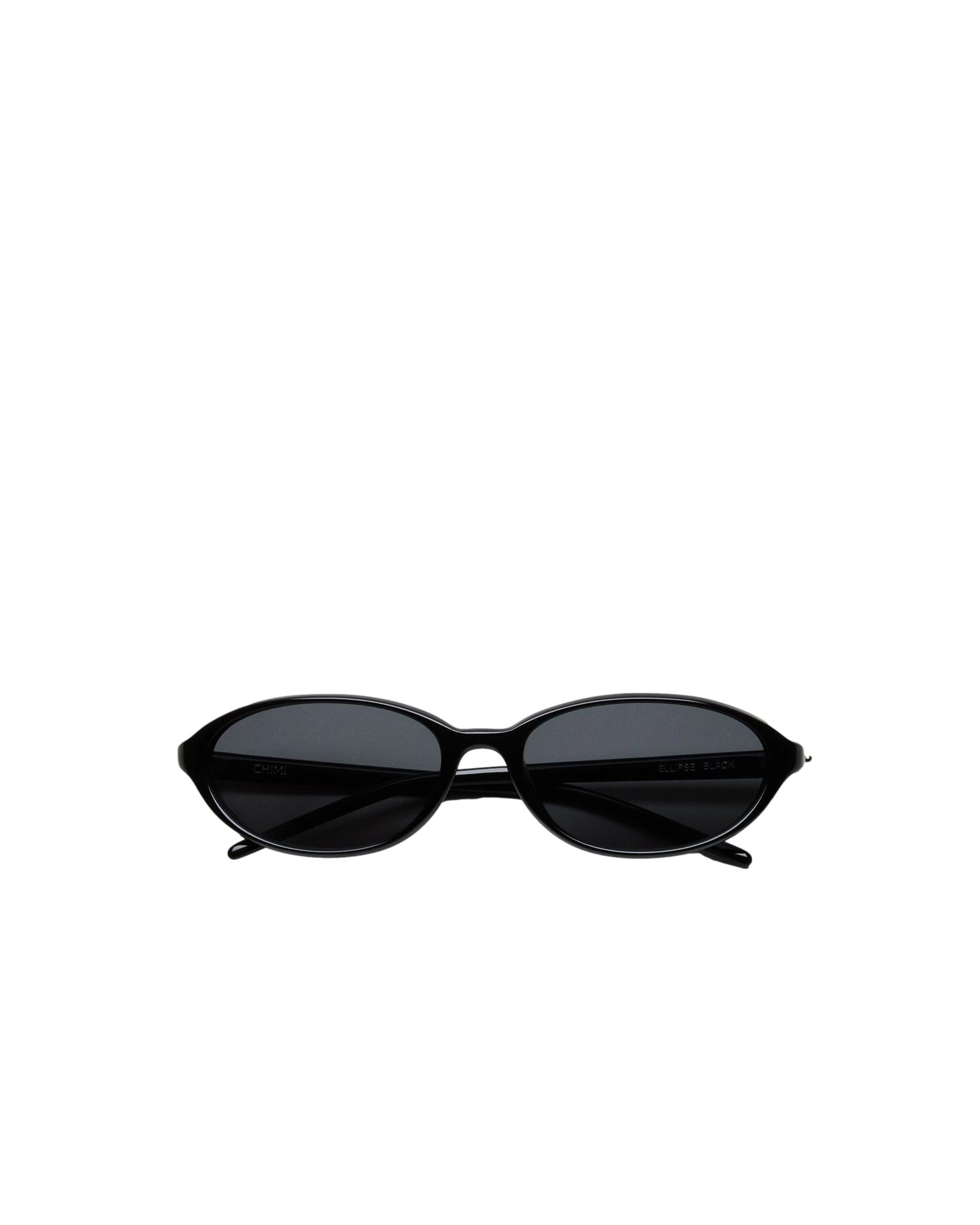 Chimi Eyewear ellipse solbriller i svart med runde innfatninger og mørke glass, stilfulle og moderne for beskyttelse.