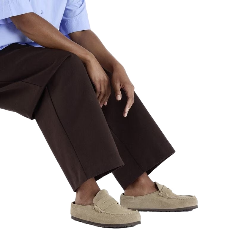 Birkenstock Naples taupe sko med innpakket design, komfortabel og stilren for daglig bruk, vist på et nøytralt bakgrunn.