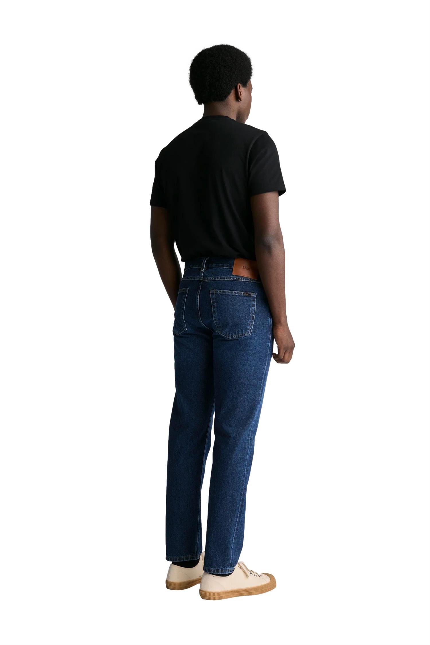 Livid Miko Japan Indigo Dusk jeans i mørkeblå med klassisk passform og slitestyrke, vist på modell.