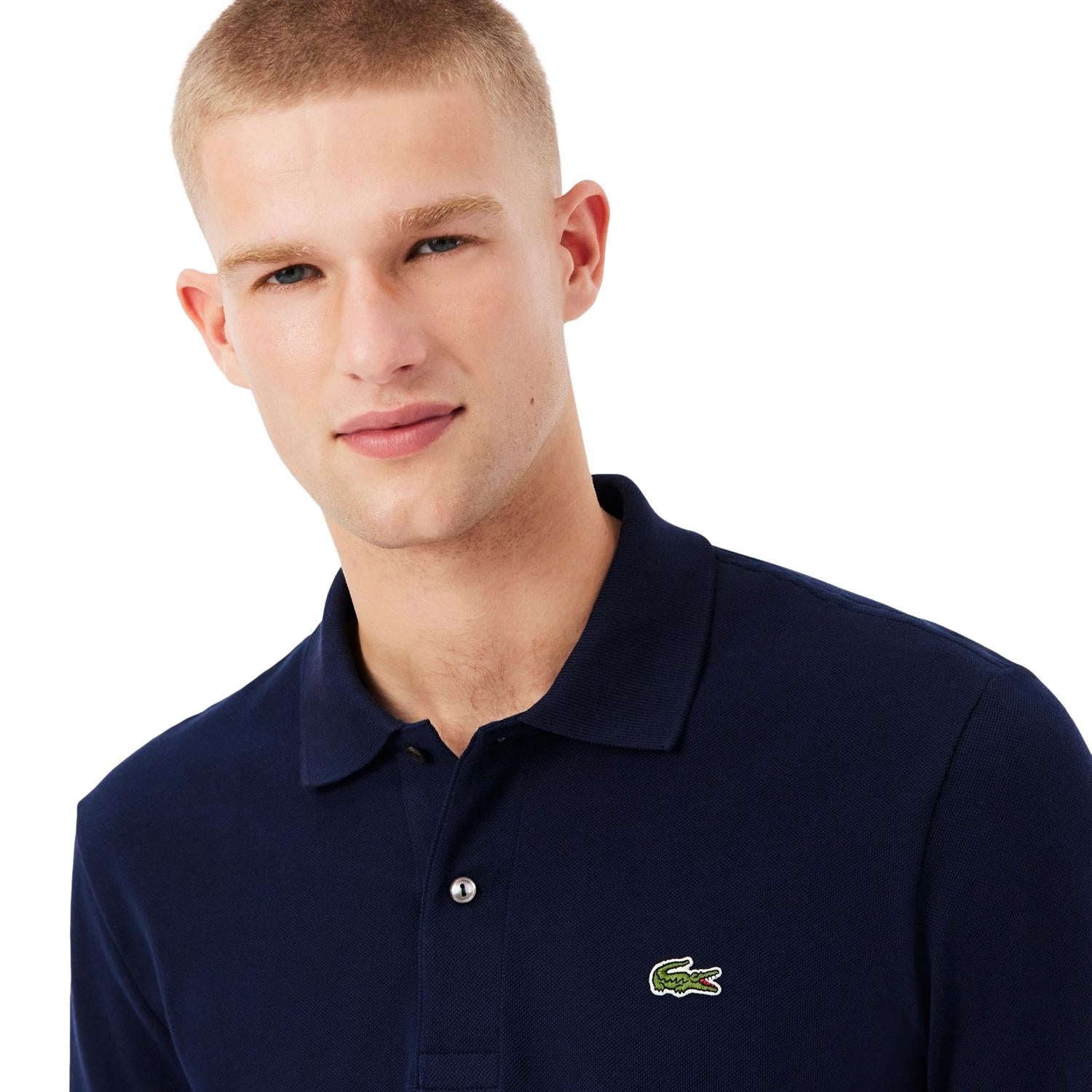 Lacoste langermet polo skjorte i klassisk passform, marineblå, med hvit Lacoste krokodillelogo på brystet.