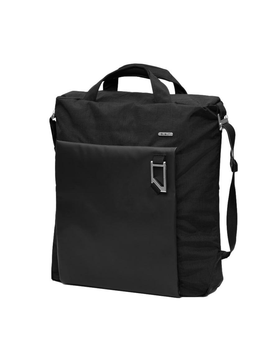 Sort Db Entour hjelmveske og totebag i 32 liter, med myk tekstur og romslig design for oppbevaring.