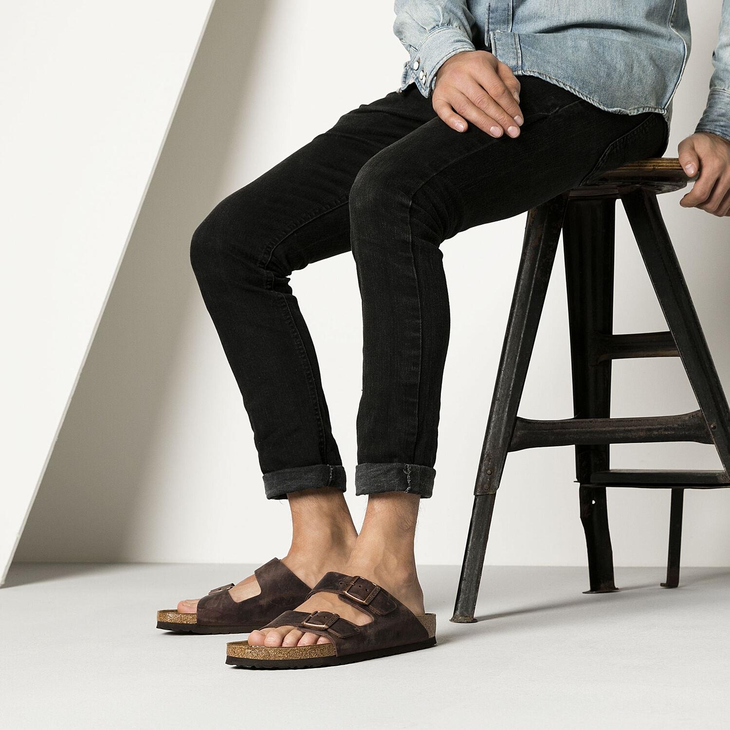 Birkenstock Arizona sko i oljet lær med smal passform i mørkebrun, komfortabelt og stilfullt design for hverdagsbruk.