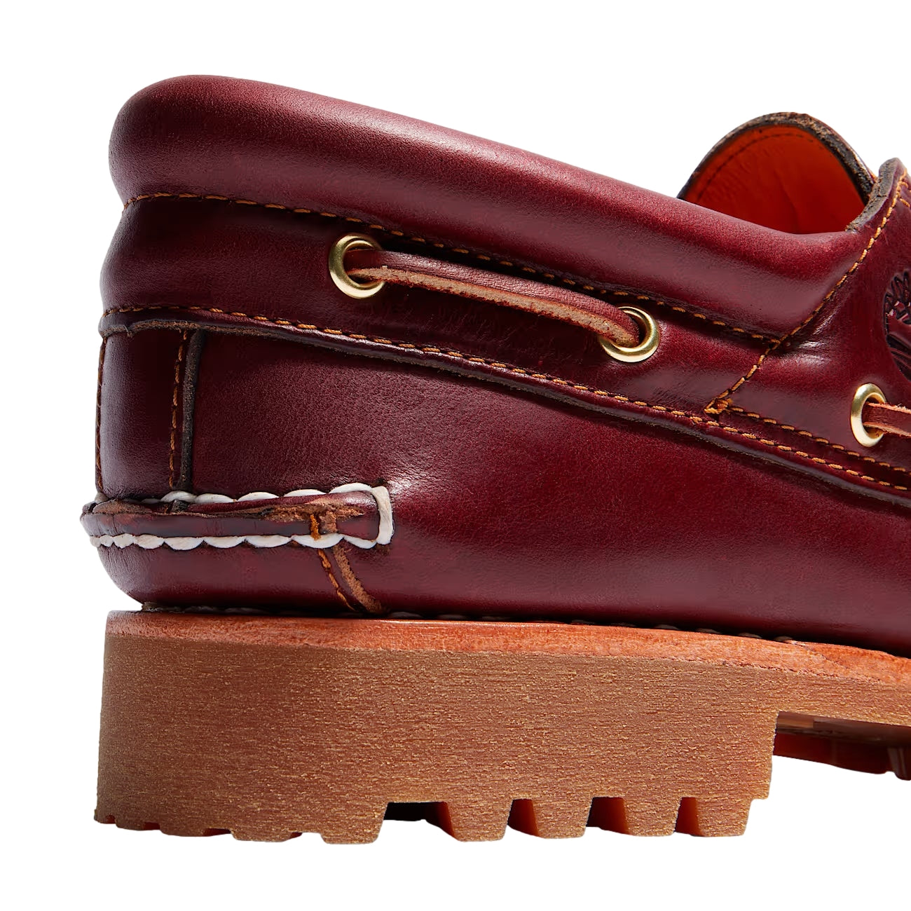 Brun Timberland Authentic 3-Eye Lug Boat Shoe med lærmateriale og hvite såler, vist på et nøytralt bakgrunn.