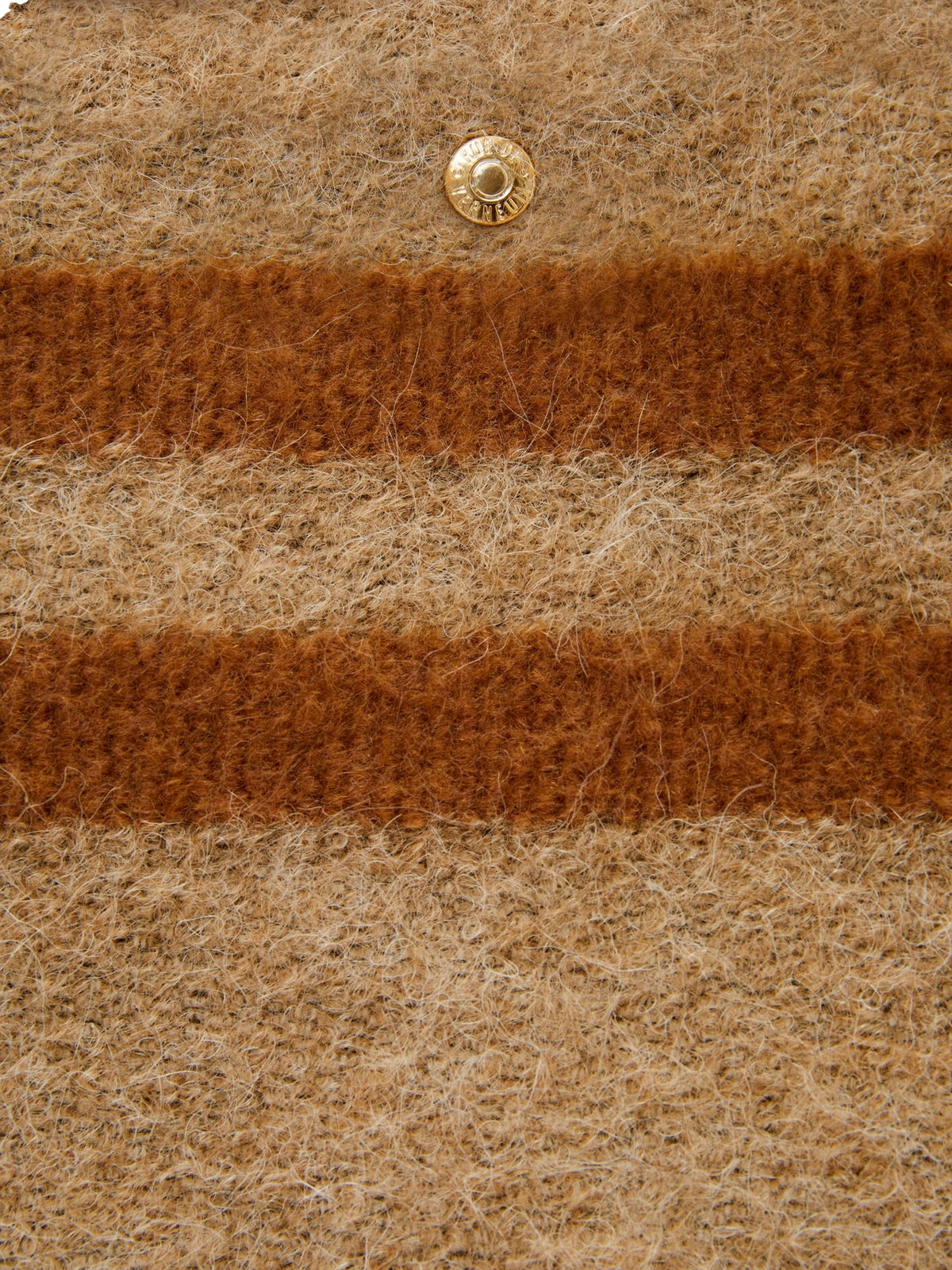 Beige veske av Rue de Verneuil med mønstret design og traversée M Mongolian-tekstur.
