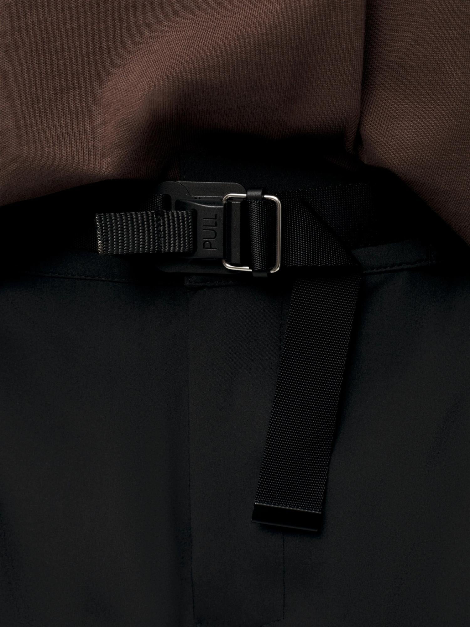 Sort bukse fra Blæst Klipra Pant, vises med rett passform og elastisk midje, laget av mykt stoff.