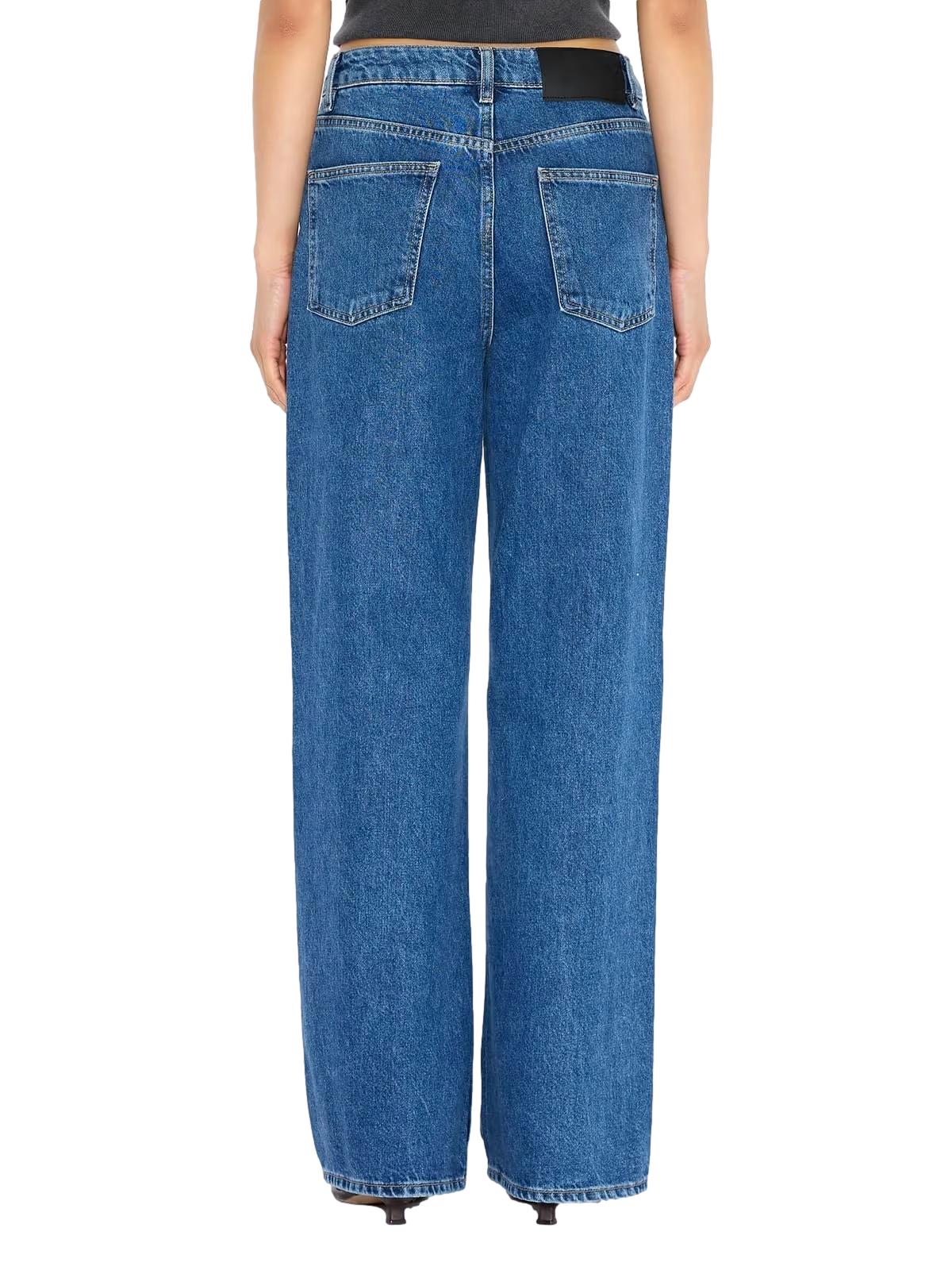 Holzweiler W Wide-Leg jeans i blå med løs passform og midishøyde, vist på modell.