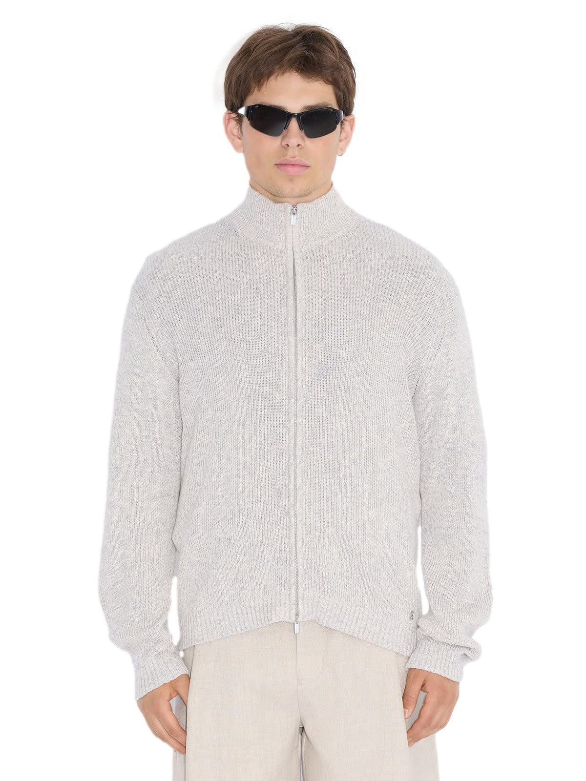 Holzweiler Atlantic Zip Cardigan i beige og grå, nærbilde av den komfortable, strikkede cardigan med glidelås.