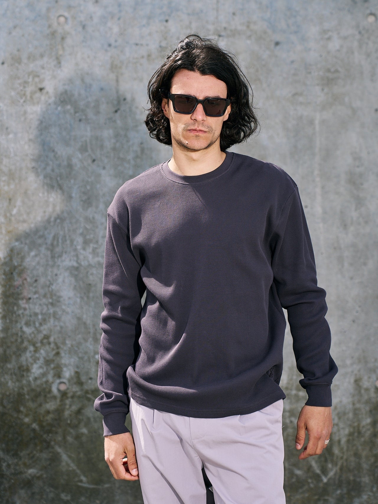 Koksgrå Libertine Libertine Astro longsleeve av bomull med rund hals og lang erme, foran vises logo-trykk.