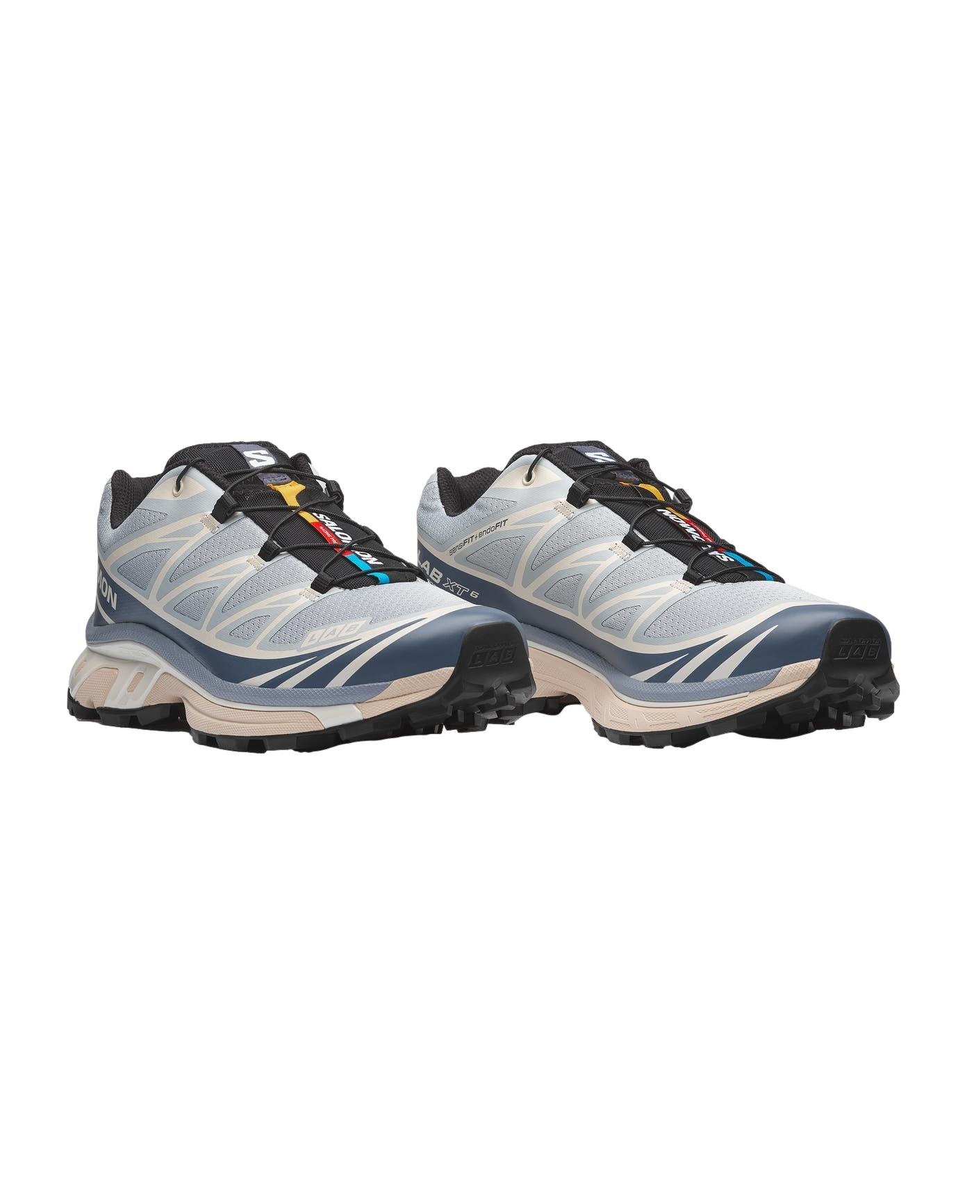 Salomon XT-6 sko i lyseblå, grå og vanilje med robuste design og komfortabel passform for utendørs bruk.
