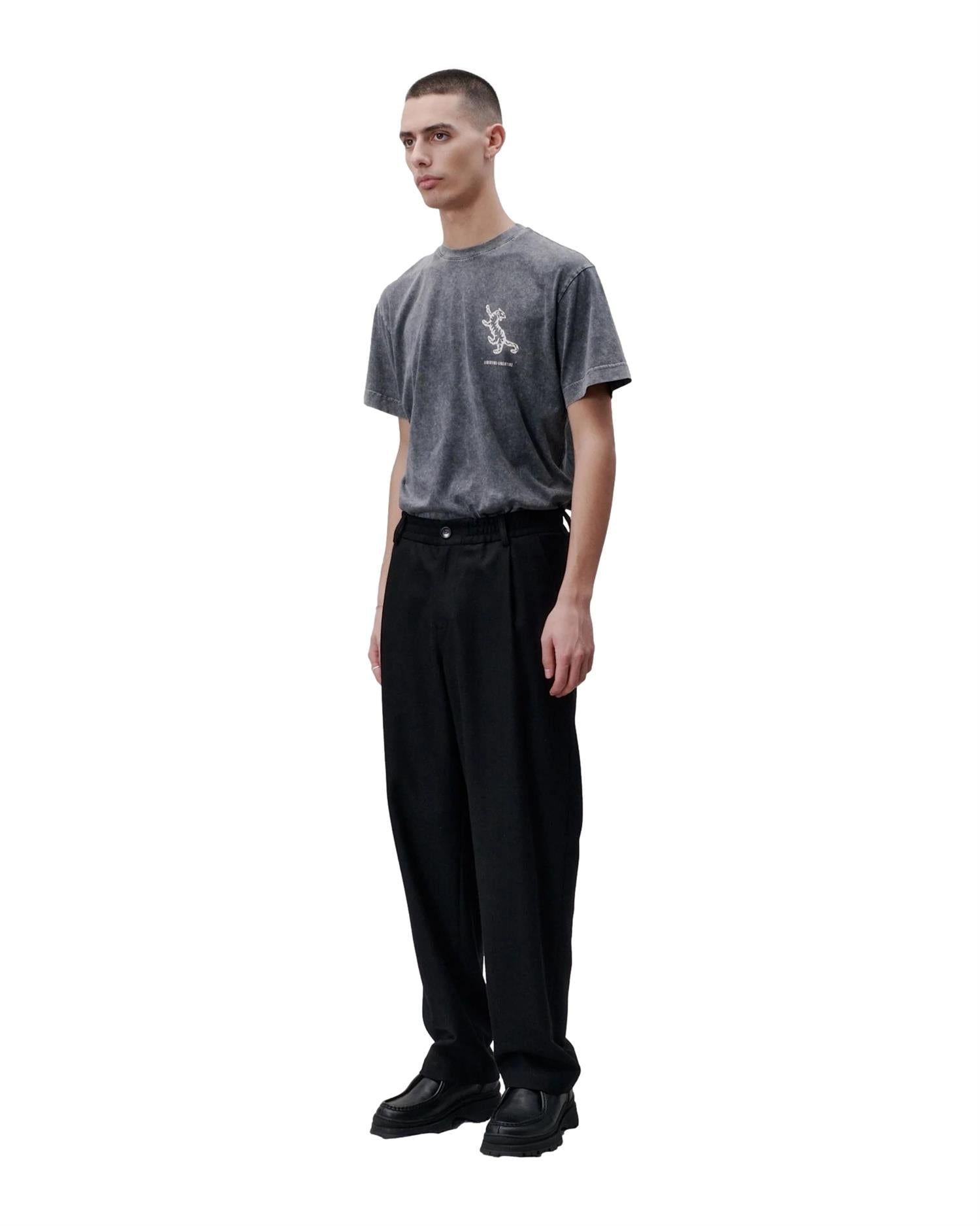 Sort Libertine Libertine Agency bukse i slim fit med myk stoff og moderne design, vist på modell.