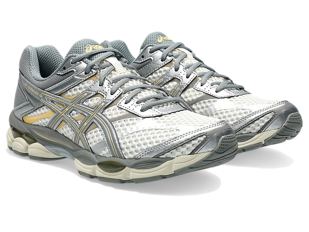 Asics Gel-Cumulus 16 joggesko i krem, clay og mørkegrå, med pustende overdel og komfortabel såle, designet for løping.