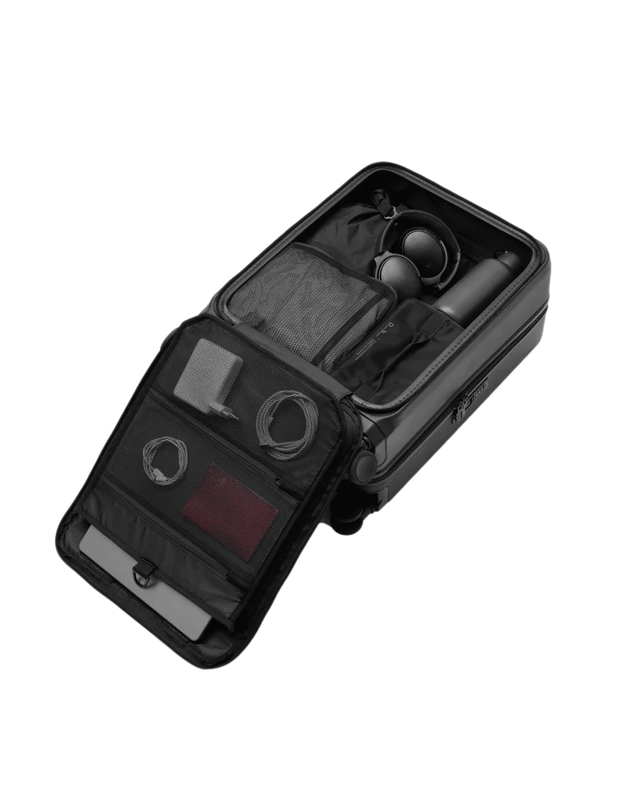 Sort Db Ramverk front-tilgang kabinkoffert med hjul og teleskohåndtak, lett og robust design for reise.