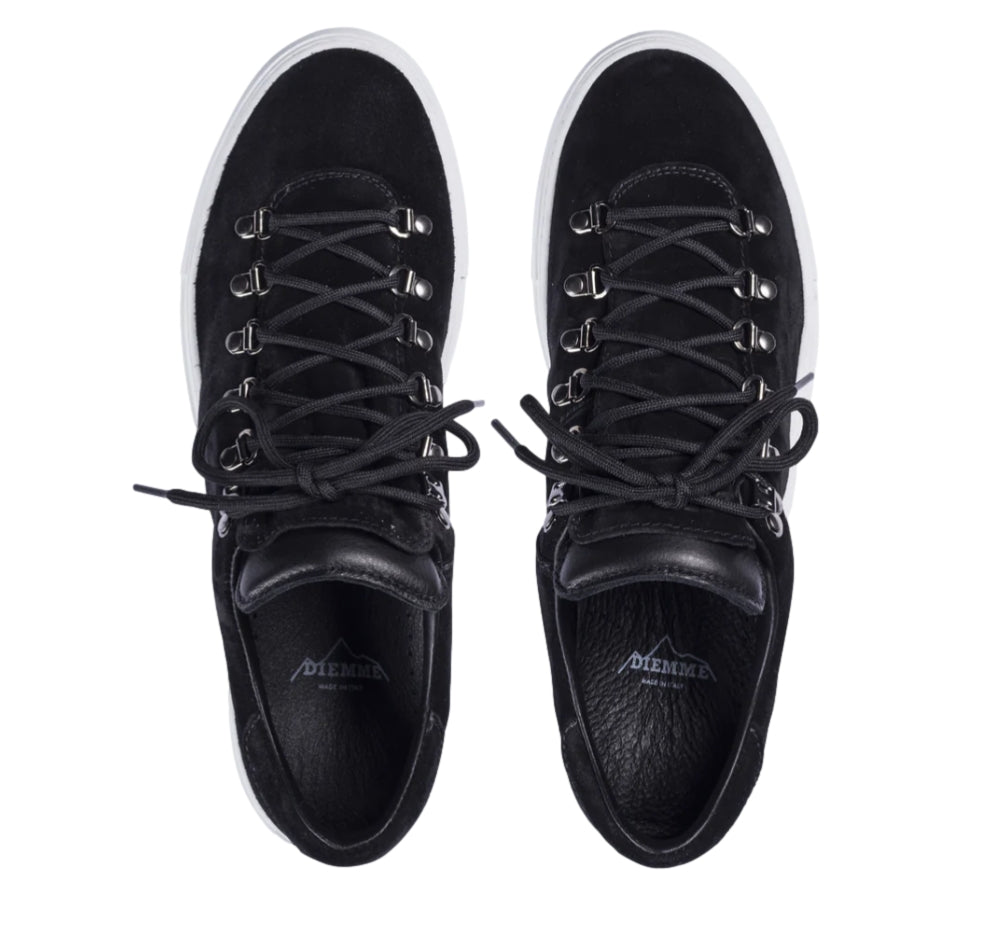 Diemme Marostica lavsko i svart semsket skinn, slip-ons for menn, med behagelig design og smal passform.